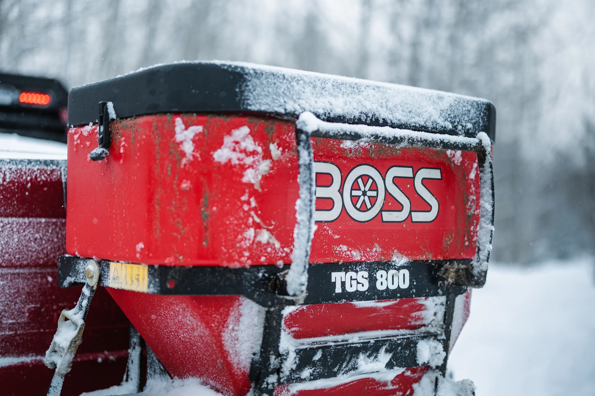 Boss Tgs 800 Tailgate Spreader Spreader Covered Snow product image