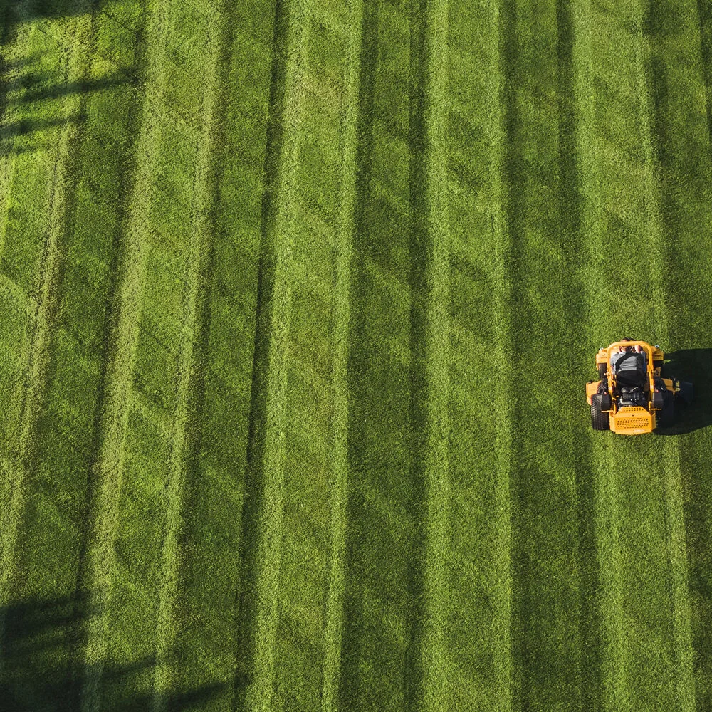 Cub Cadet Pro Z 900 Series Zero Turn Riders Top Operating Speed And Large Fuel Capacity feature image