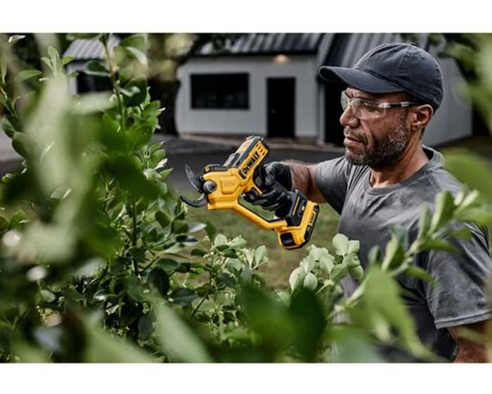 DeWalt 20V MAX Pruner DCPR320D1 Dewalt 20V Max Pruner Dcpr320D1 Man Cutting Bush product image