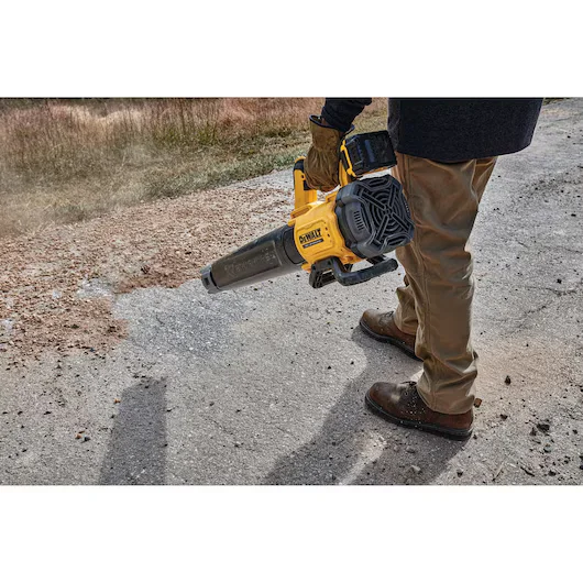 DeWalt 20V Max Xr Series Leaf Blowers Ergonomic Handling Design feature image