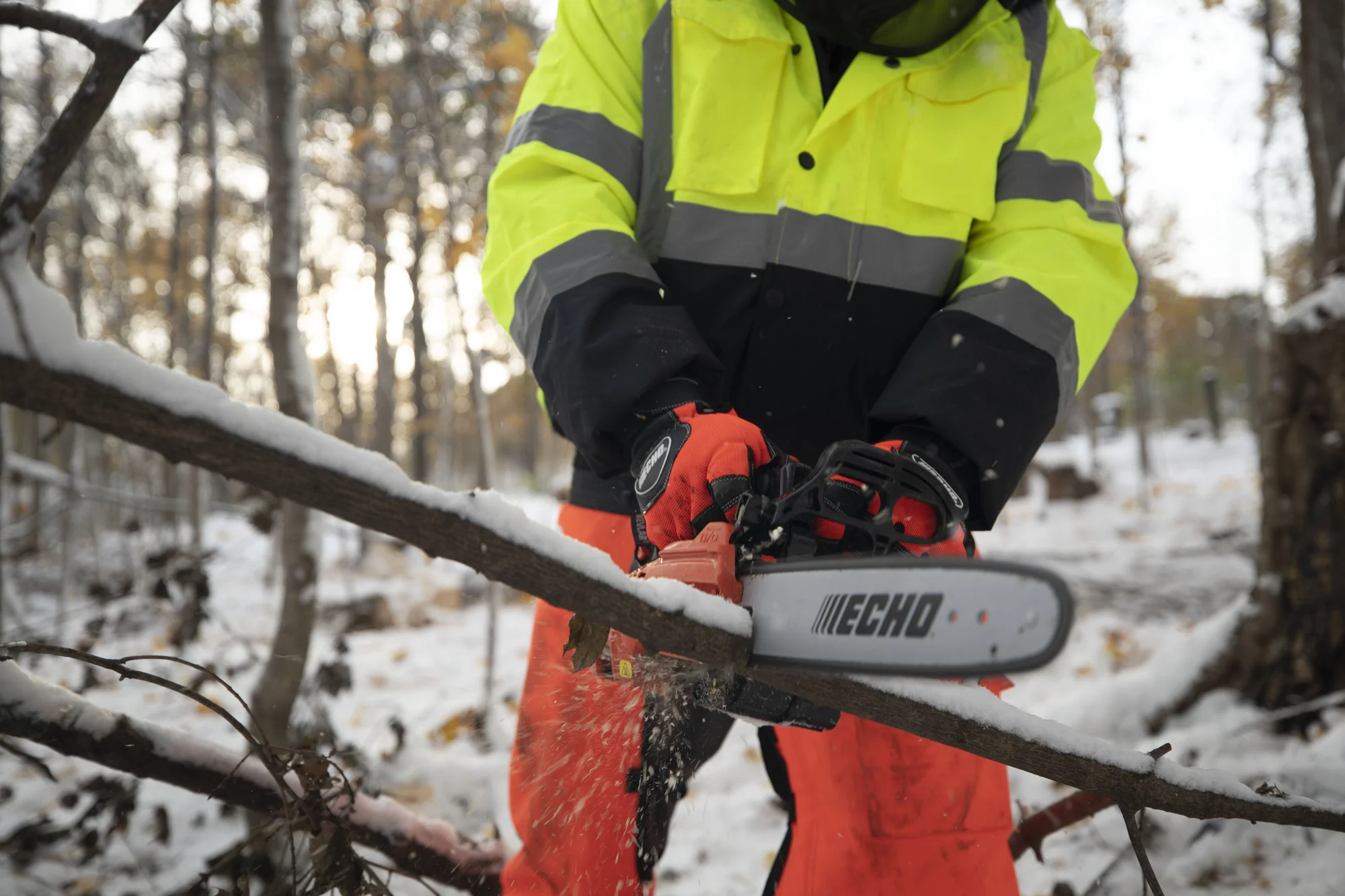 Echo Cs Series Chainsaw Cs2511T 14 Man Chopping Branch product image