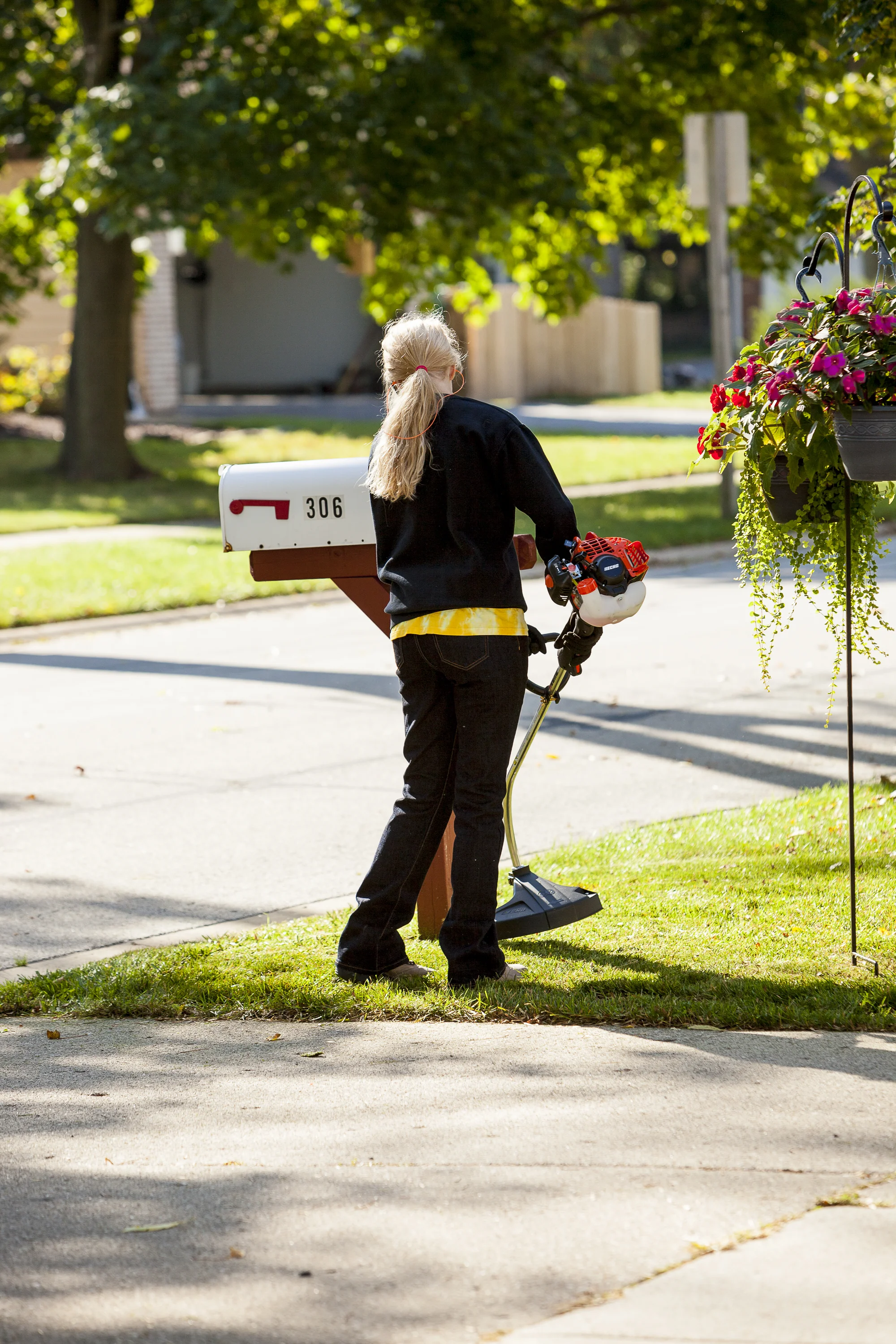 Echo Trimmer GT 225 Echo Gt Series Trimmer Gt 225 2A Woman Trimmer Around Mailbox product image