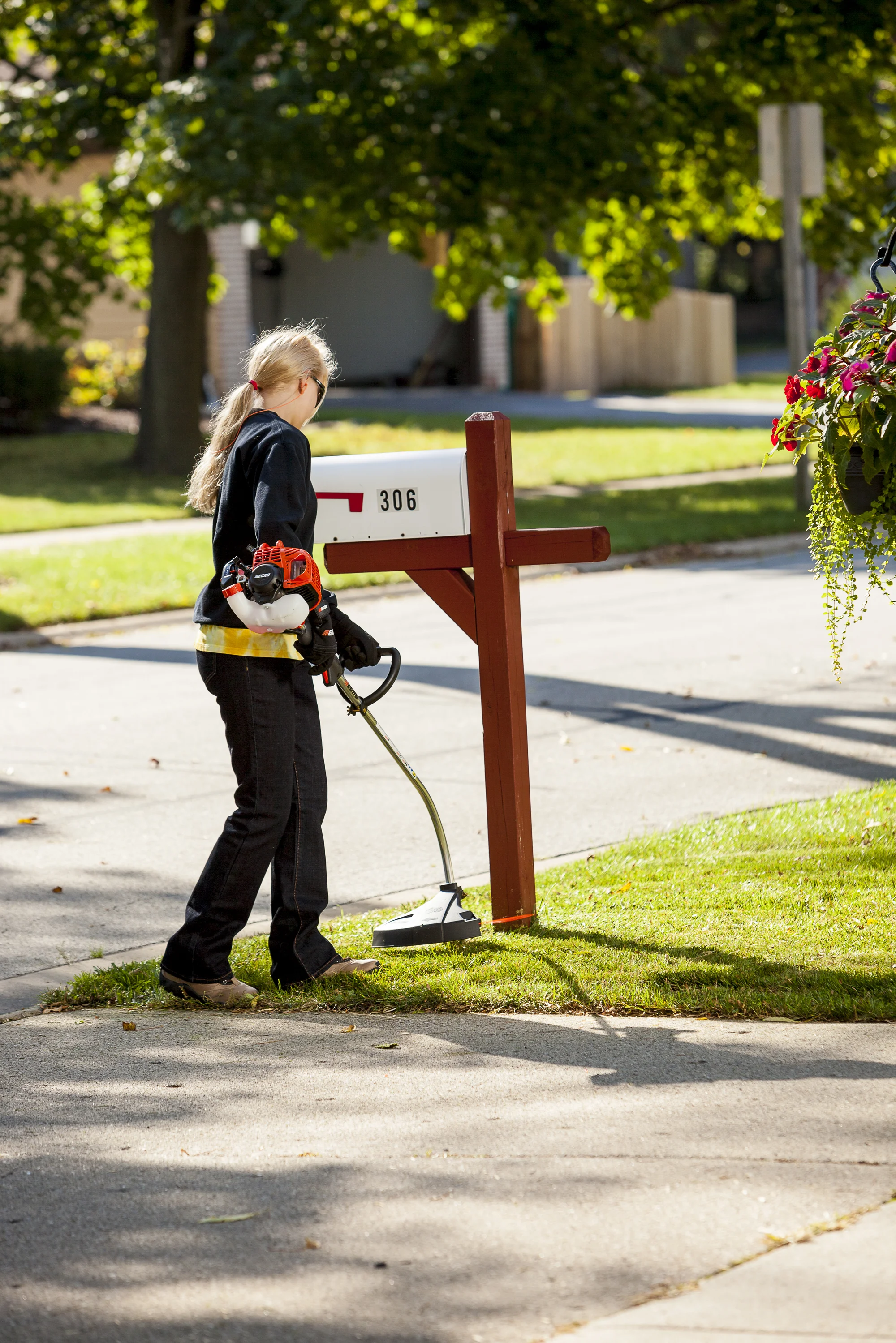 Echo Gt Series Trimmer Gt 225 2A Woman Trimmer Around Mailbox Side View product image