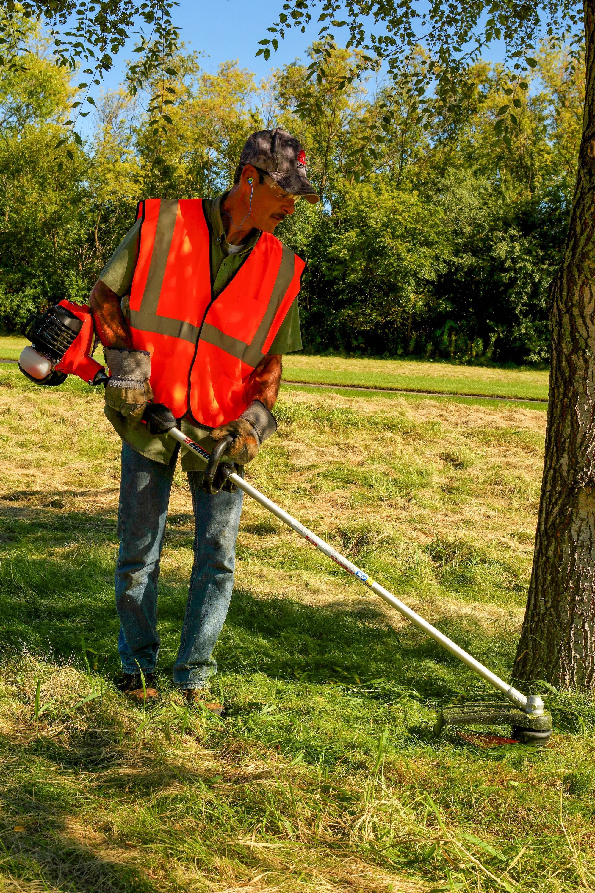 Echo Trimmer SRM-2620 Echo Srm Series Trimmer Srm 2620 Man Trimming Around Tree product image