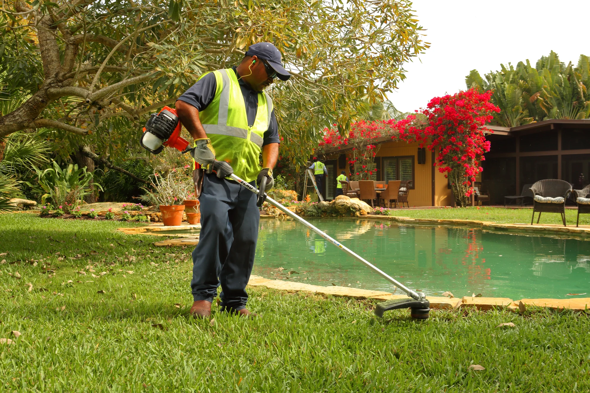 Echo Trimmer SRM-2620 Echo Srm Series Trimmer Srm 2620 Man Trimming Near Pool product image