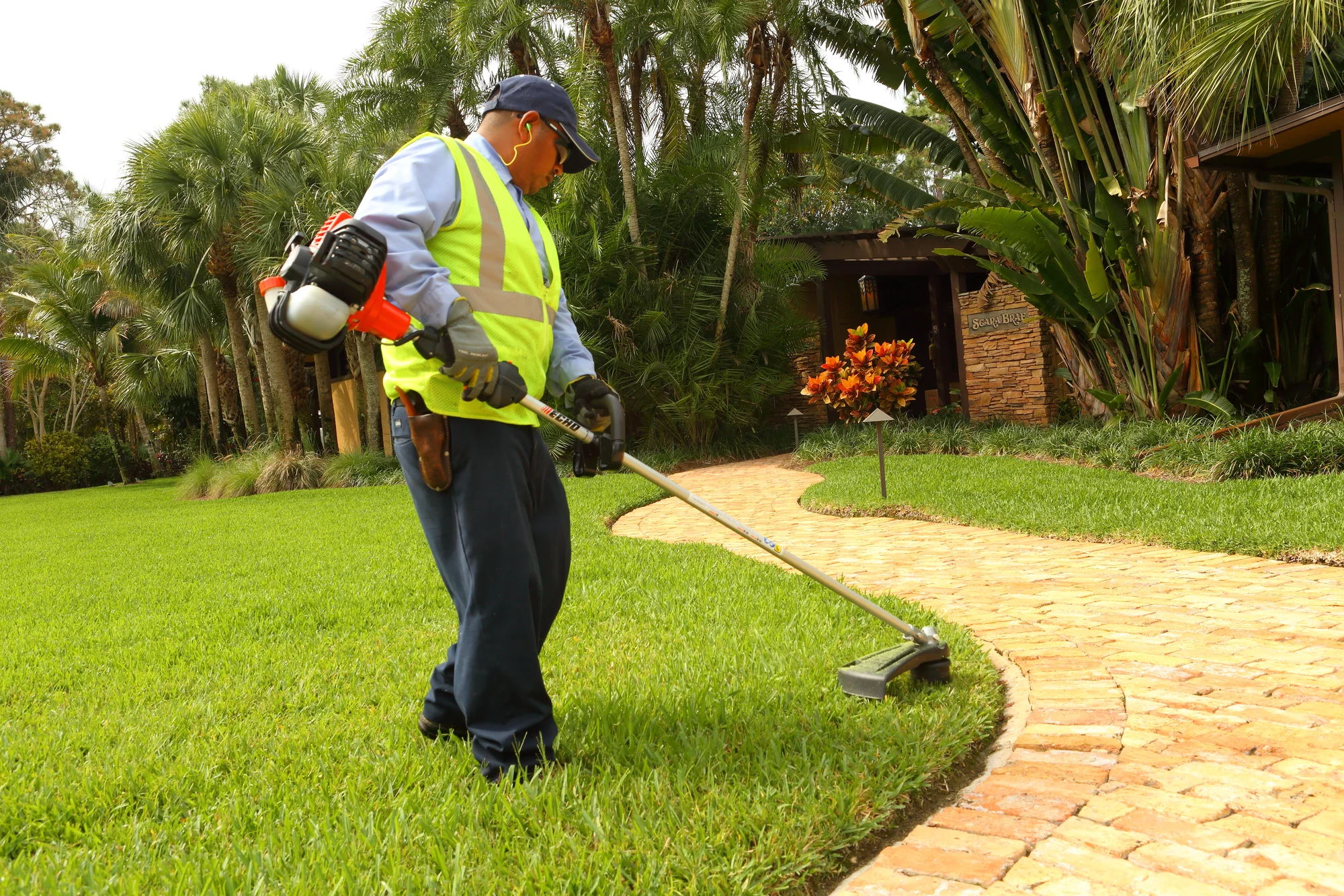 Echo Trimmer SRM-2620 Echo Srm Series Trimmer Srm 2620 Man Trimming Near Sidewalk product image