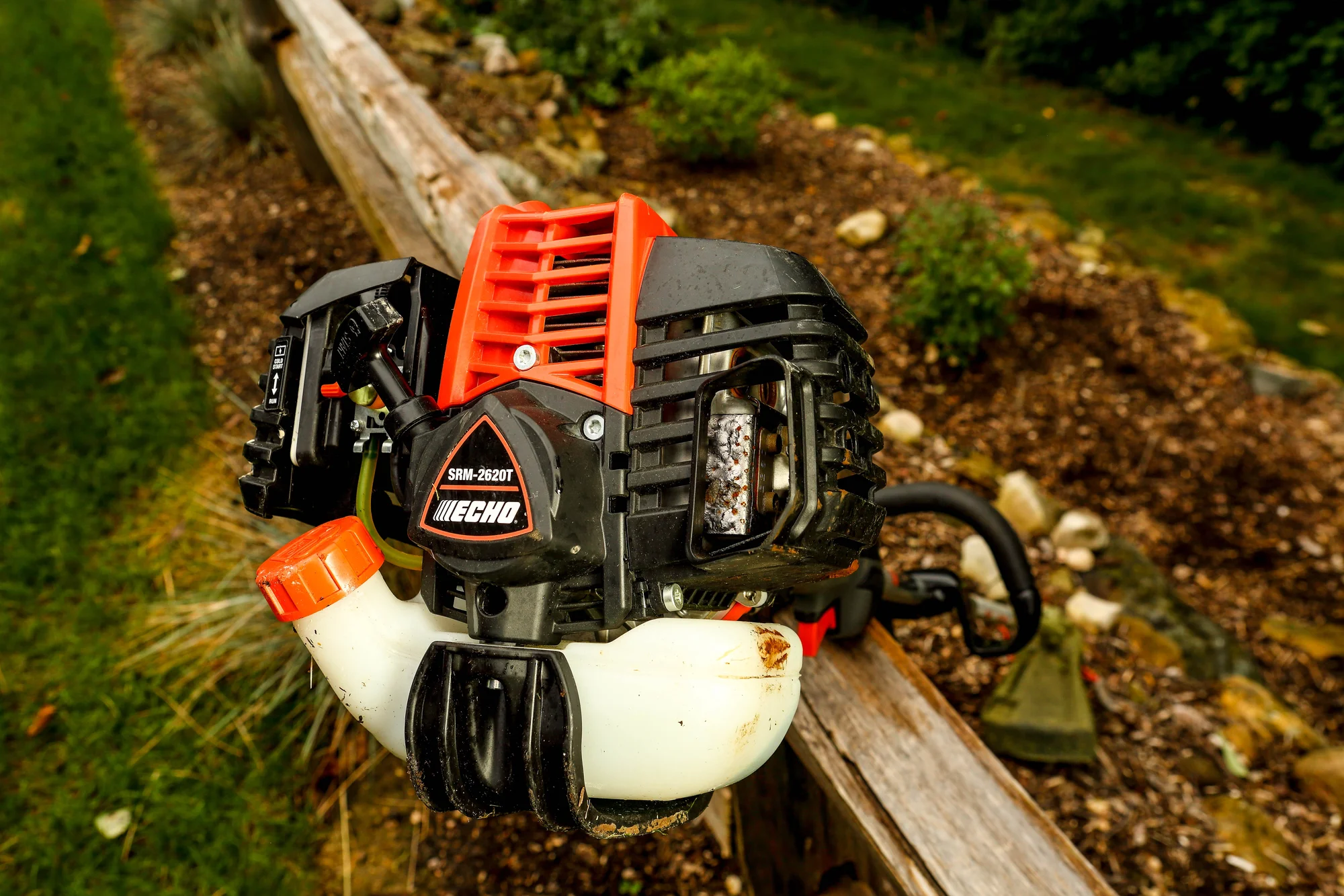 Echo Srm Series Trimmer Srm 2620 Trimmer Against Fence product image
