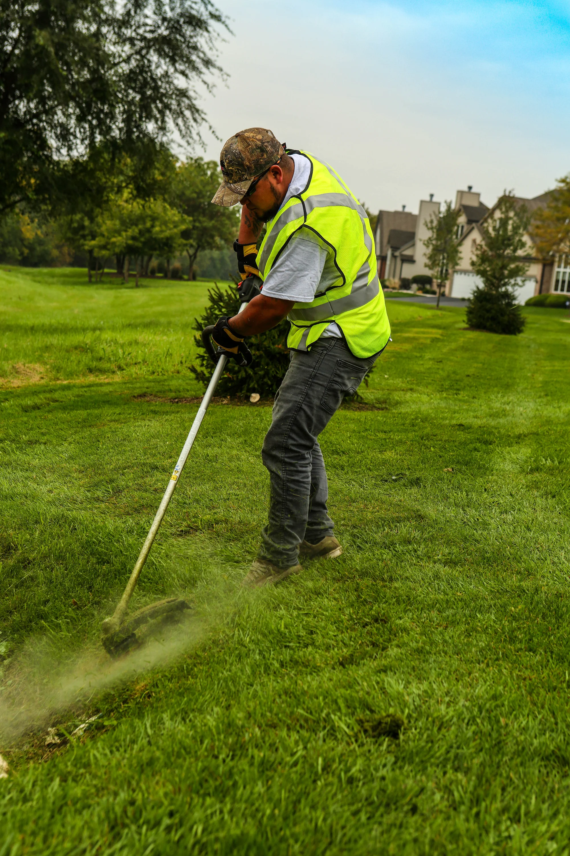 Echo Srm Series Trimmer Srm 2620T Man Trimming Grass product image
