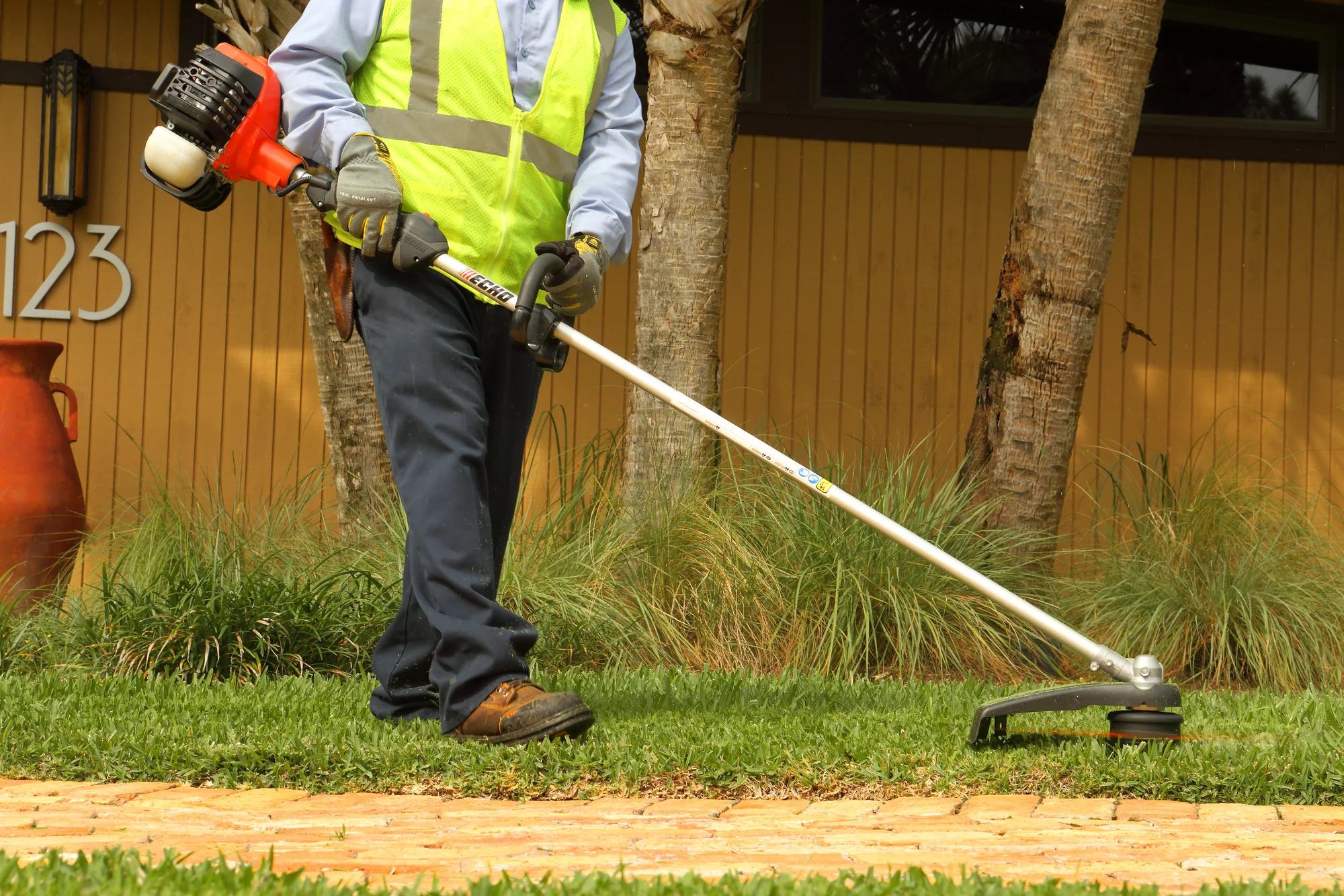 Echo Trimmer SRM-2620T Echo Srm Series Trimmer Srm 2620T Man Trimming Near Sidewalk Front View product image