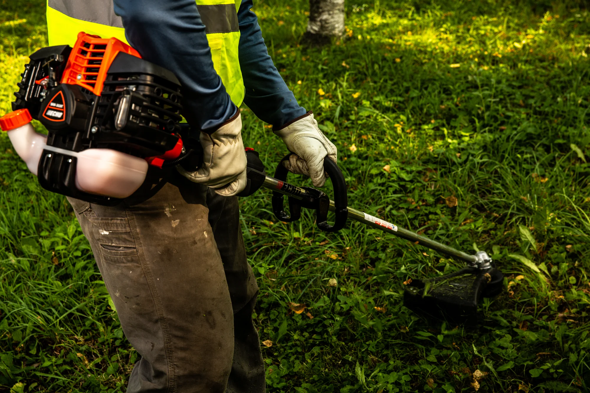 Echo Trimmer SRM 3020 Echo Srm Series Trimmer Srm 3020 Landscaper Trimming Closeup product image