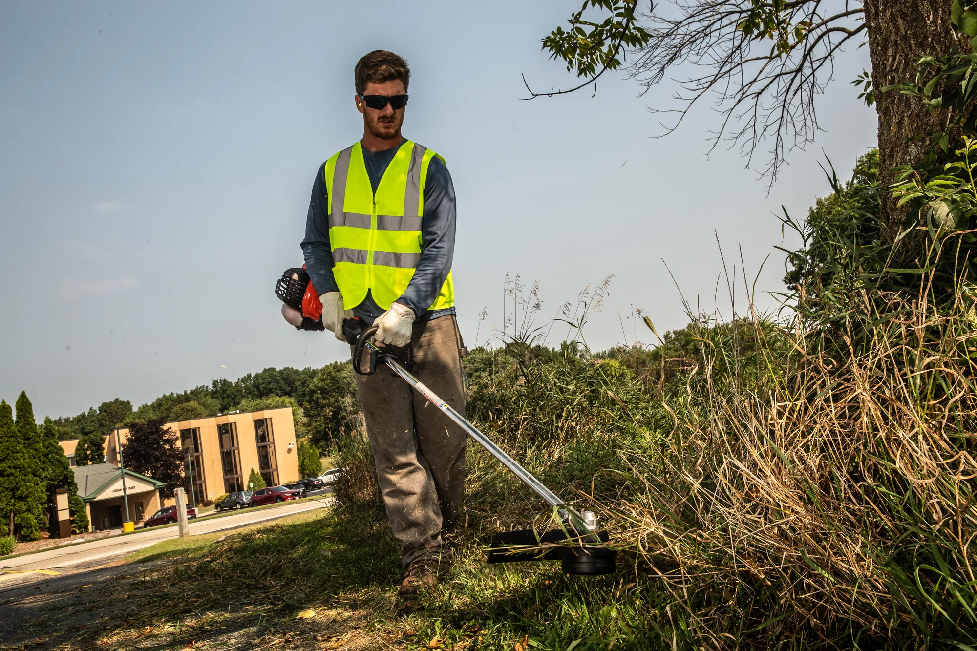 Echo Trimmer SRM 3020T Echo Srm Series Trimmer Srm 3020T Man Trimming Weeds product image