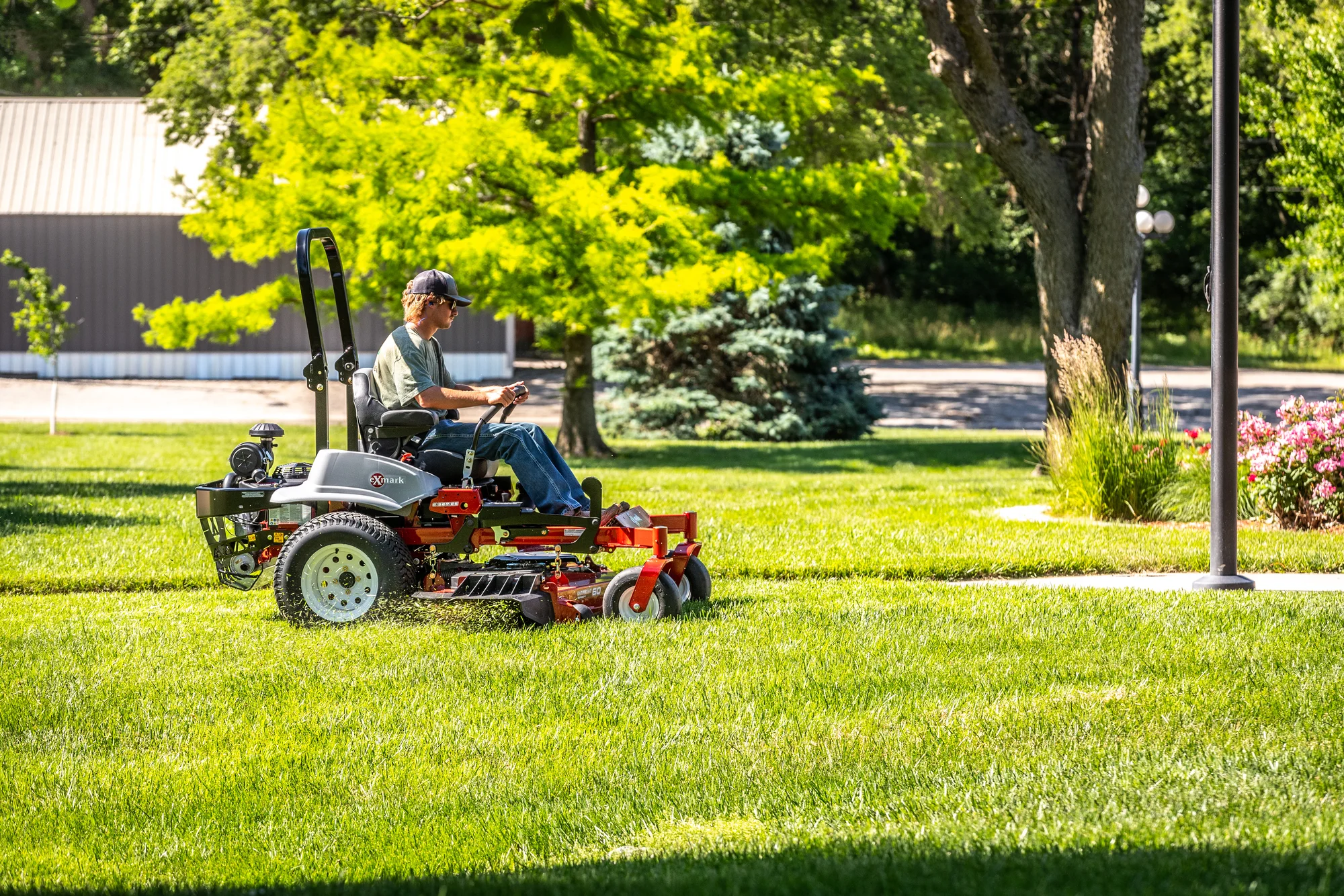 Exmark Lazer Z E Series Zero Turn Rider Lre730Gka48Da3 Landscaper Mowing Path product image