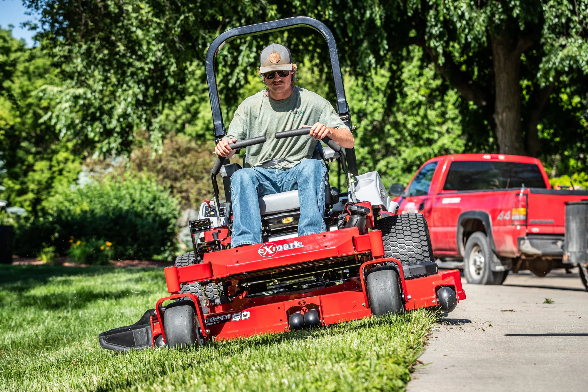 Exmark Lazer Z E Series Zero Turn Rider Lre801Gka524A3 Man Mowing Sidewalk product image