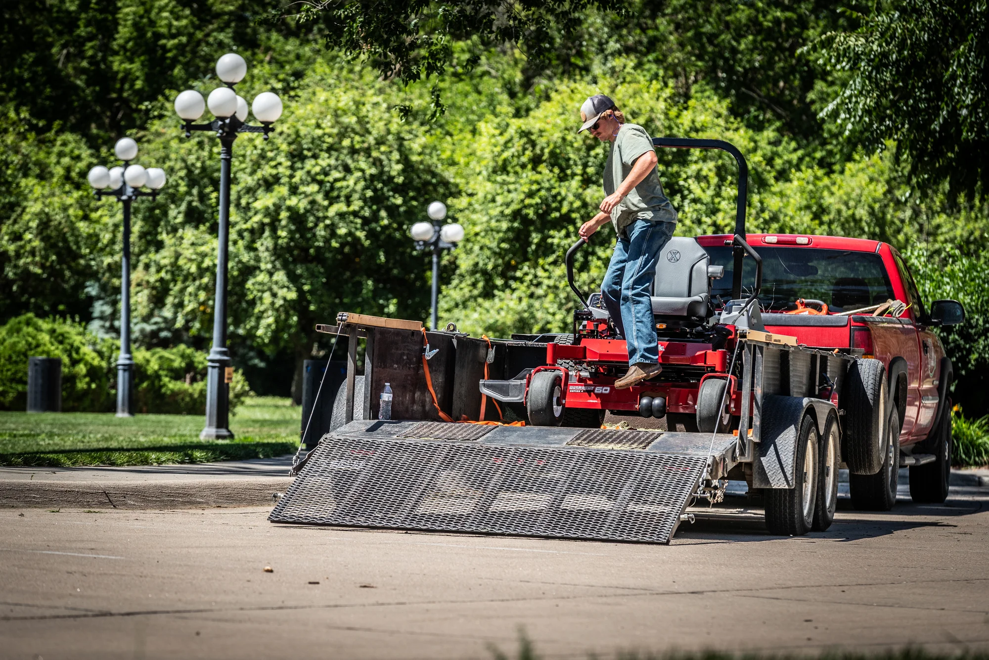 Exmark Lazer Z E Series Zero Turn Rider Lre801Gka604A3 Man Stepping Mower Truck product image