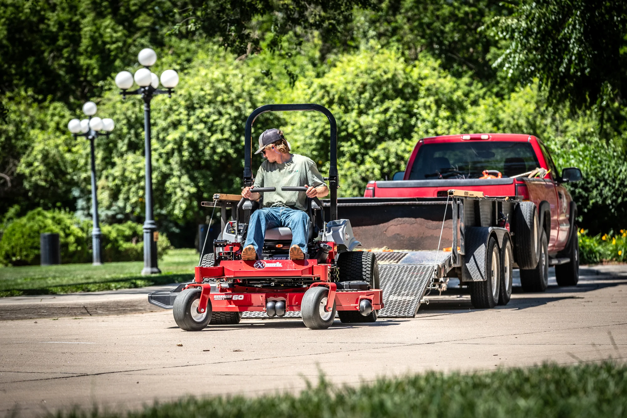 Exmark Lazer Z E Series Zero Turn Rider Lre801Gka604A3 Man Unloading Truck Park product image
