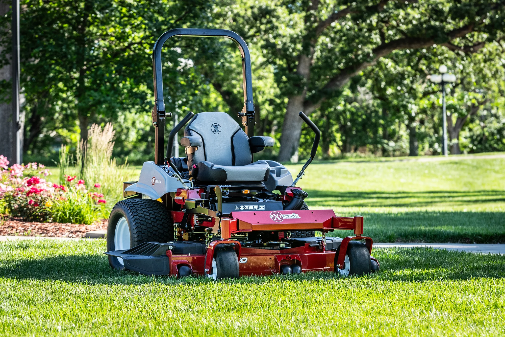 Exmark Lazer Z E Series Zero Turn Rider Lre810Gbv604A3 Mower Lawn Closeup product image