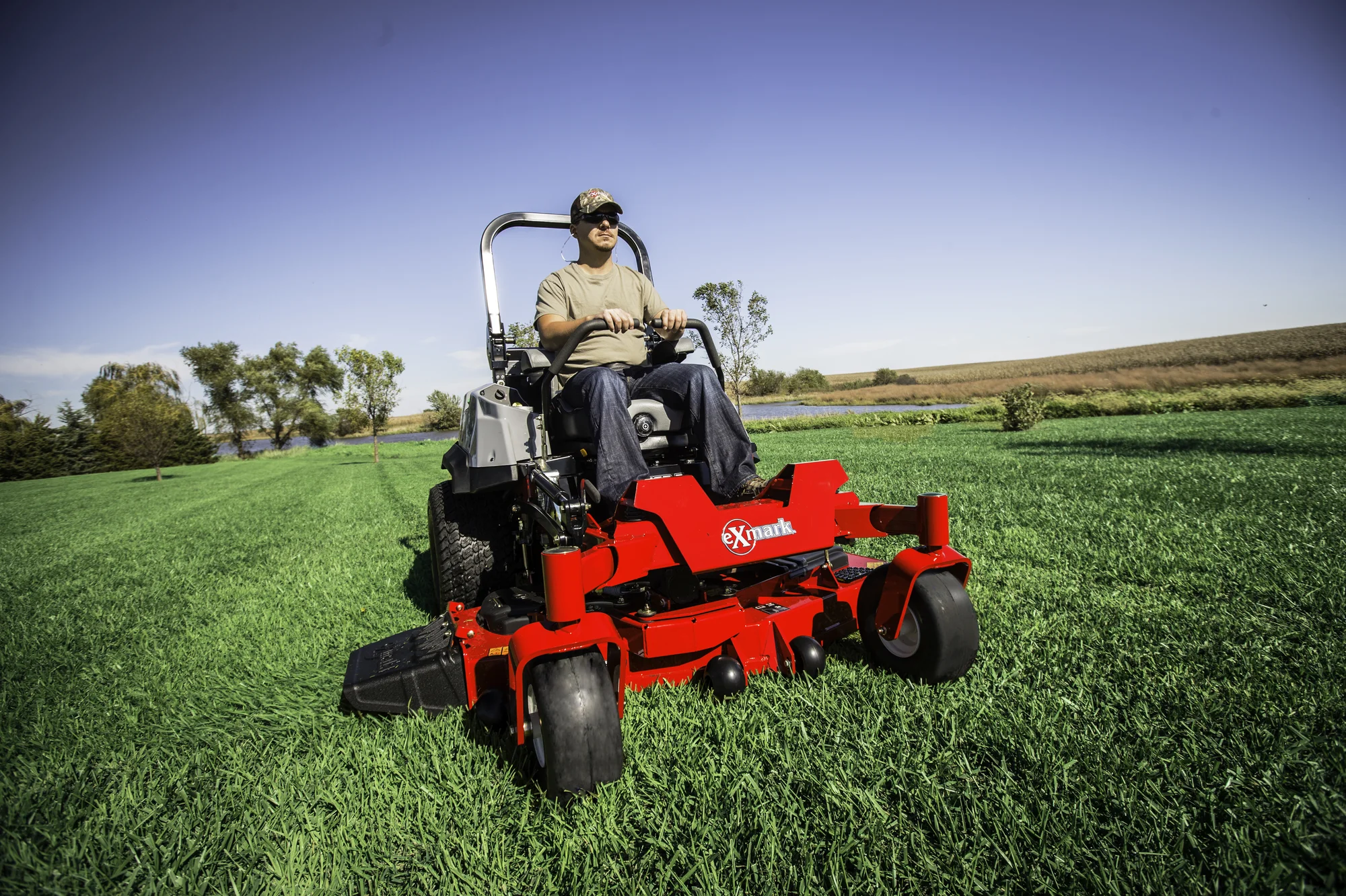 Exmark Lazer Z S Diesel Series Zero Turn Rider LZS80TDYM724W0 Exmark Lazer Z S Diesel Series Zero Turn Rider Lzs80Tdym724W0 Man Mower Fields Wide Angle product image