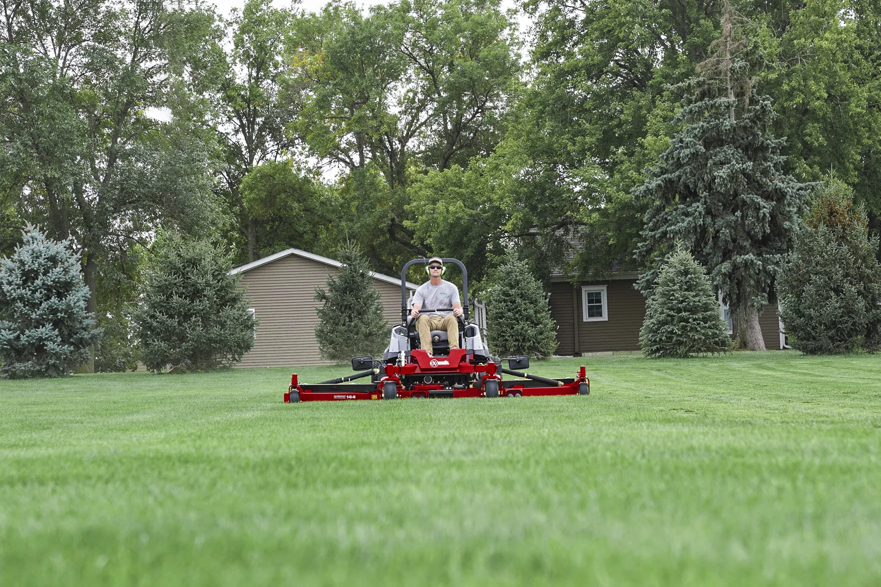 Exmark Lazer Z S Diesel Series Zero Turn Rider Lzs86Tdym12Rw0 Man Cutting Grass product image