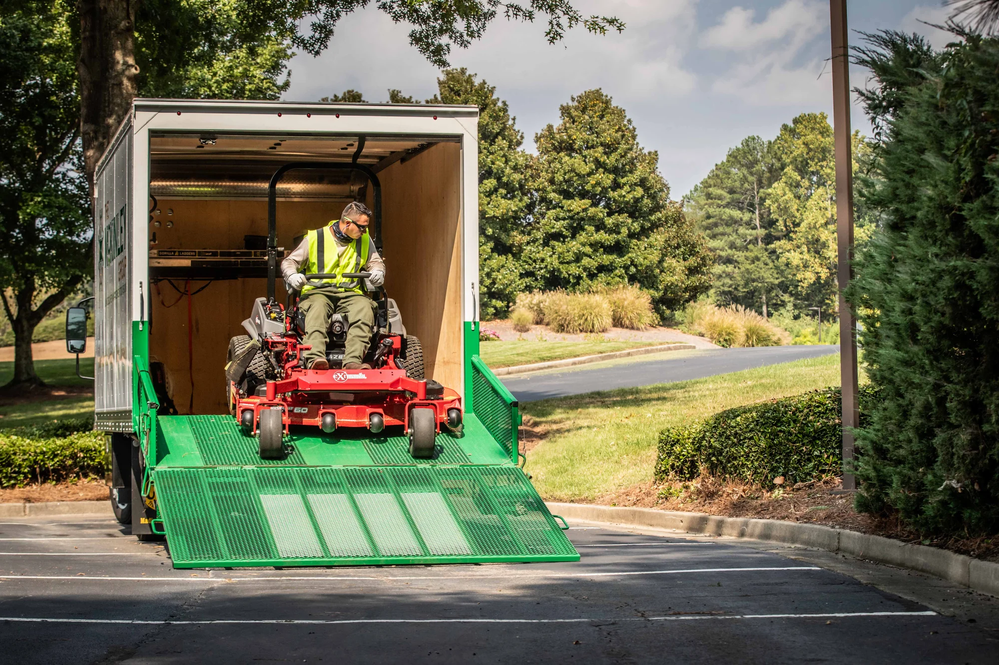 Exmark Lazer Z S Series Zero Turn Rider Lrs749Akc524A2 Unloading Equipment 2 product image
