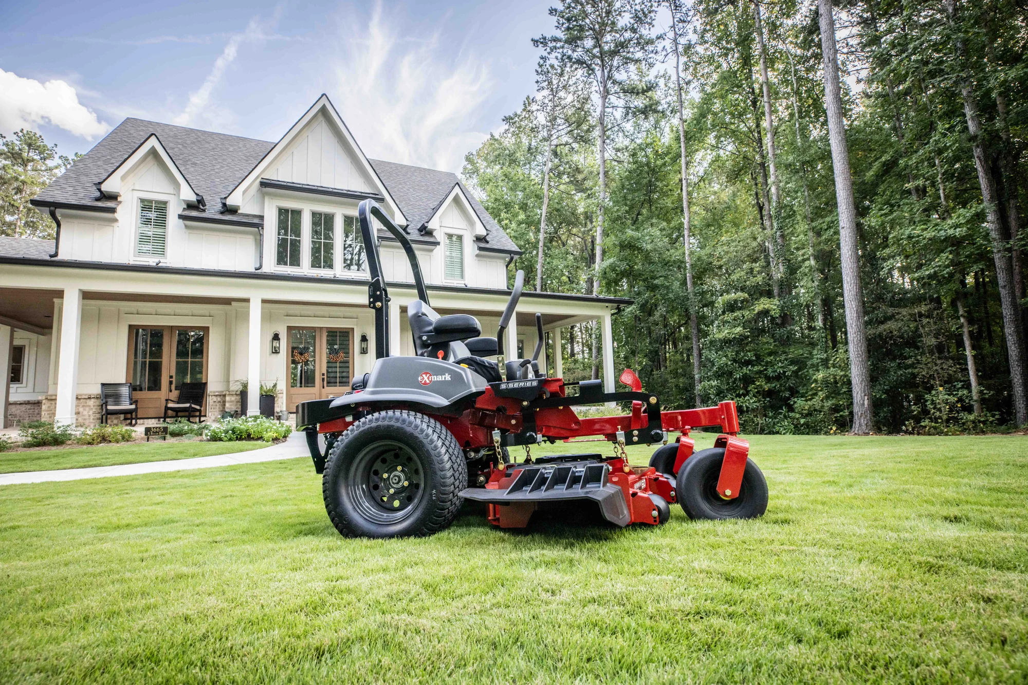 Exmark Lazer Z S Series Zero Turn Rider Lrs749Akc724A1 Side View House Angle product image