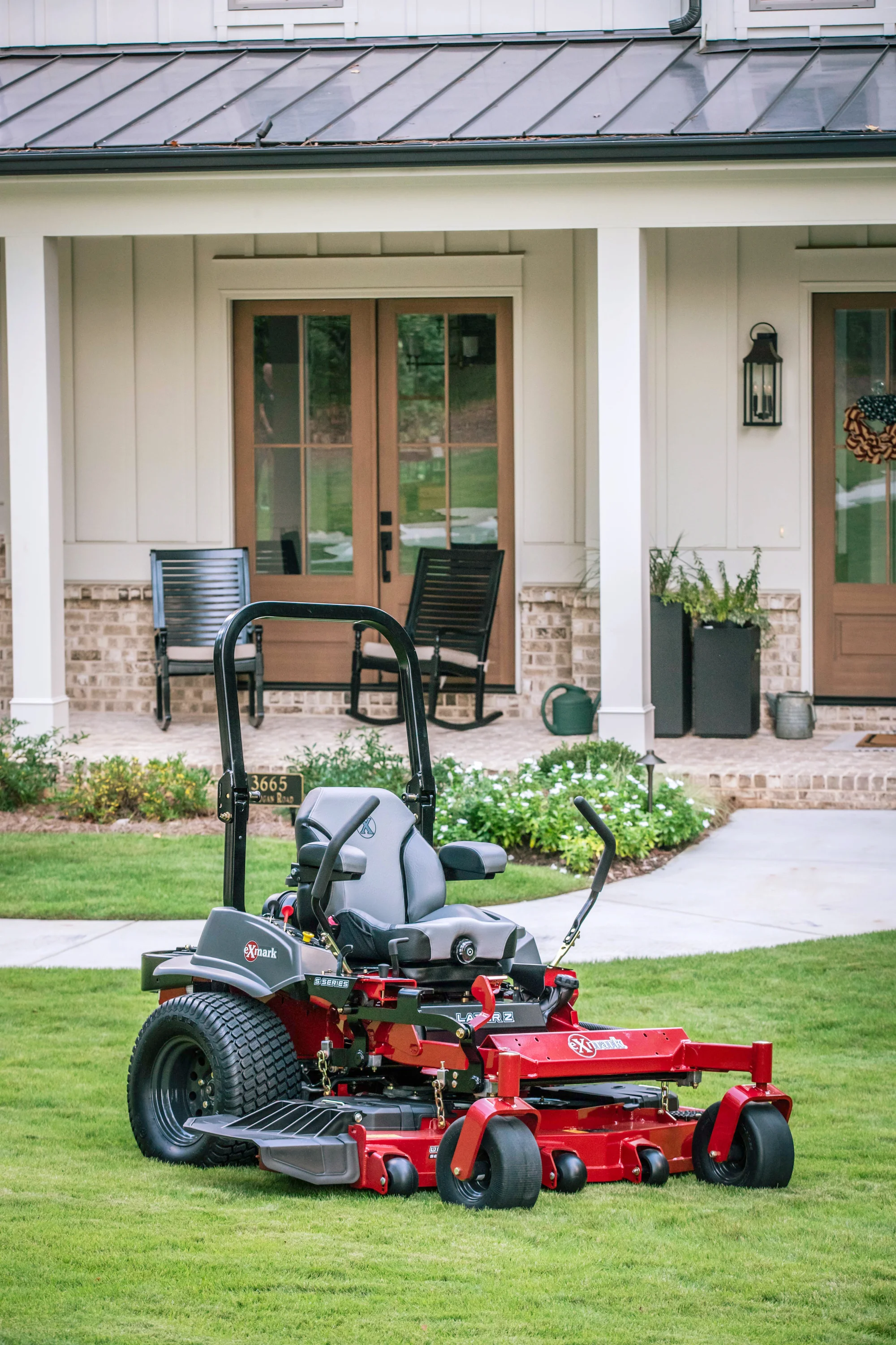 Exmark Lazer Z S Series Zero Turn Rider Lrs801Gka604A1 Side View Left House Closeup product image