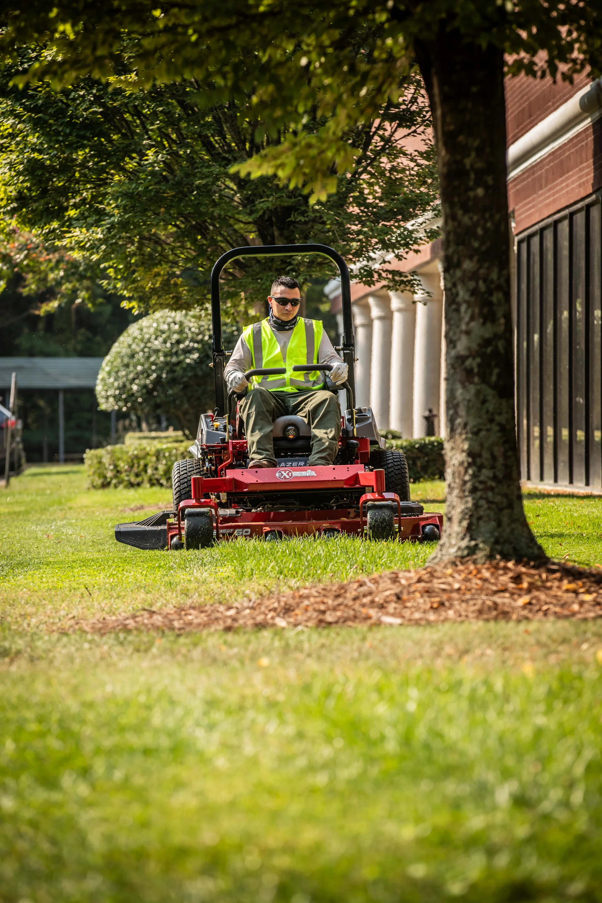 Exmark Lazer Z S Series Zero Turn Rider Lrs801Gka72Ra1 Landscaper Commercial Building Closeup product image