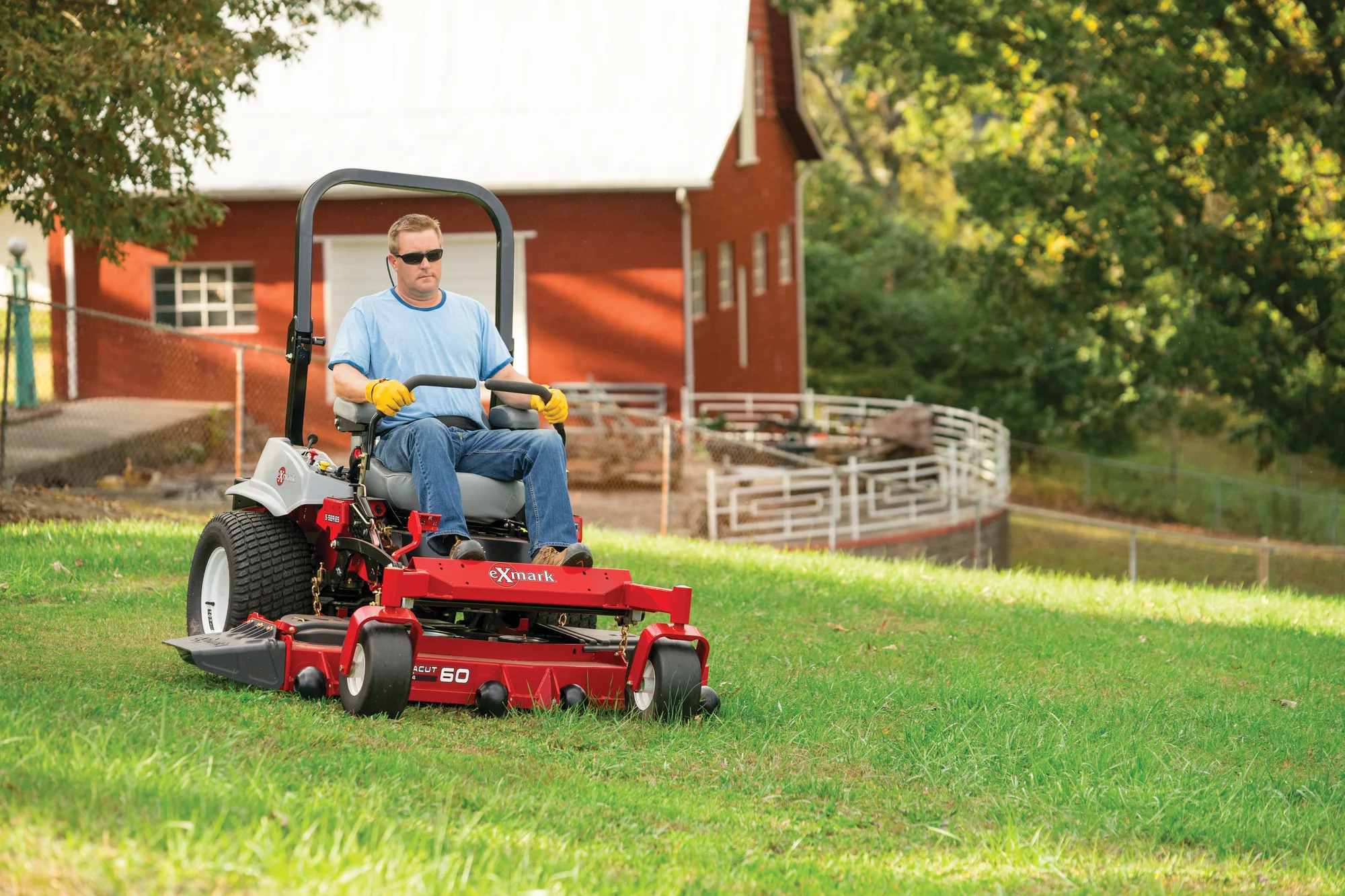 Exmark Lazer Z S Series Zero Turn Rider Lzs801Cka72Ra1 Man Mowing Lawn product image