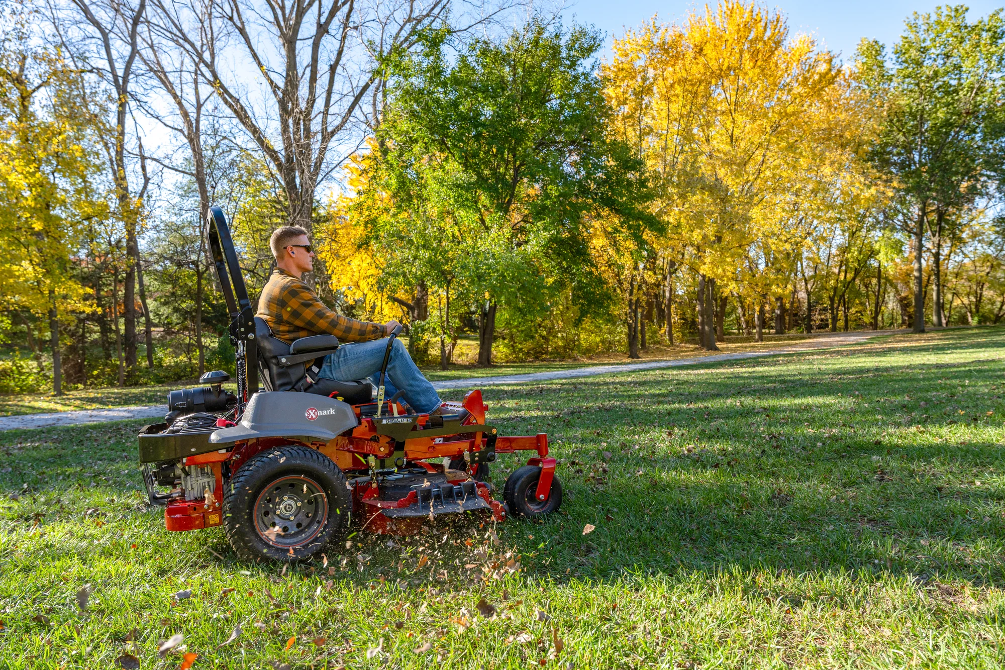 Exmark Lazer Z S Series Zero Turn Riders Fine Height Adjustment And Wide Cutting Range feature image