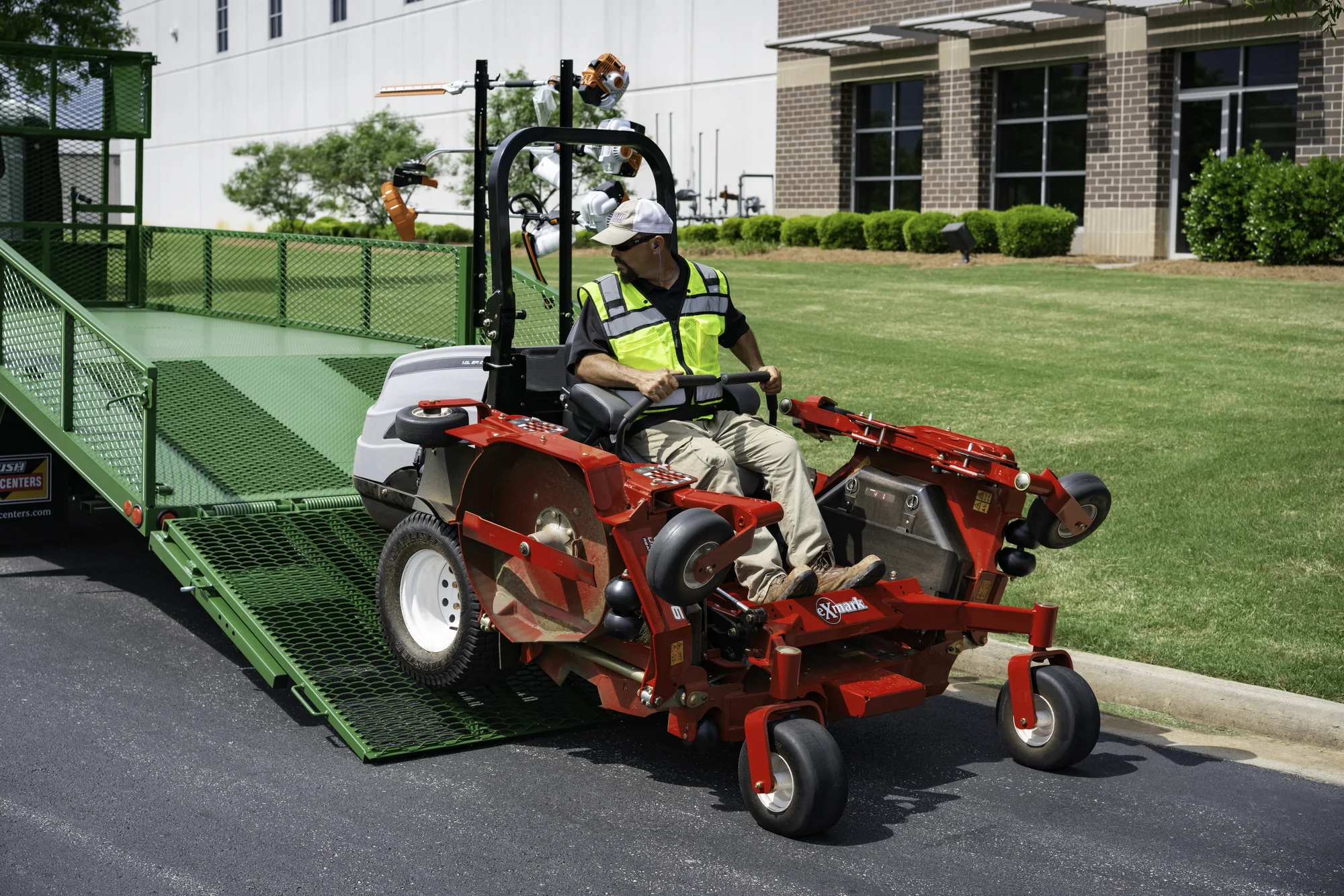 Exmark Lazer Z X Series Zero Turn Rider Lzx980Ekc96Rw0 Man Unloading Mower product image