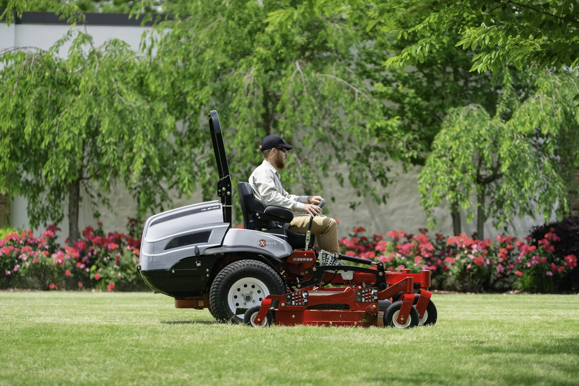 Exmark Lazer Z X Series Zero Turn Rider LZX980EKC96RW0 Exmark Lazer Z X Series Zero Turn Rider Lzx980Ekc96Rw0 Side View Man On Mower product image