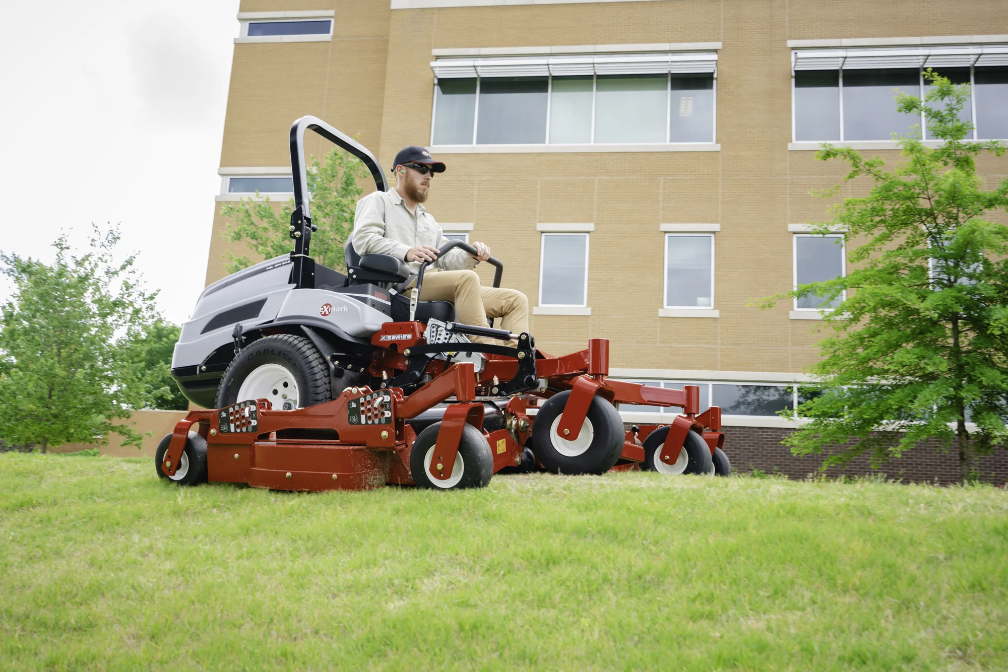 Exmark Lazer Z X Series Zero Turn Rider Lzx980Ekc96Rw0 Wide Angle Man On Mower product image