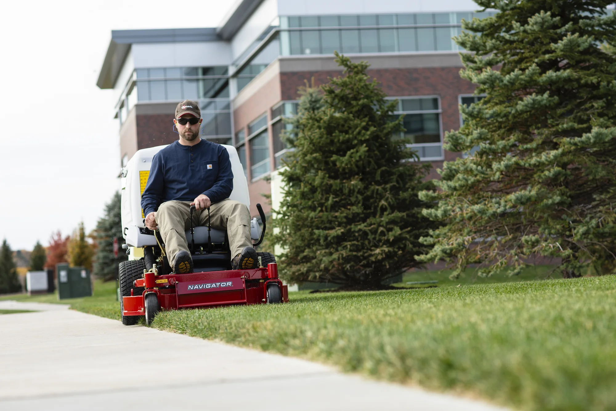 Exmark Navigator S Series Riding Mowers Operator Comfort And Ergonomic Controls feature image