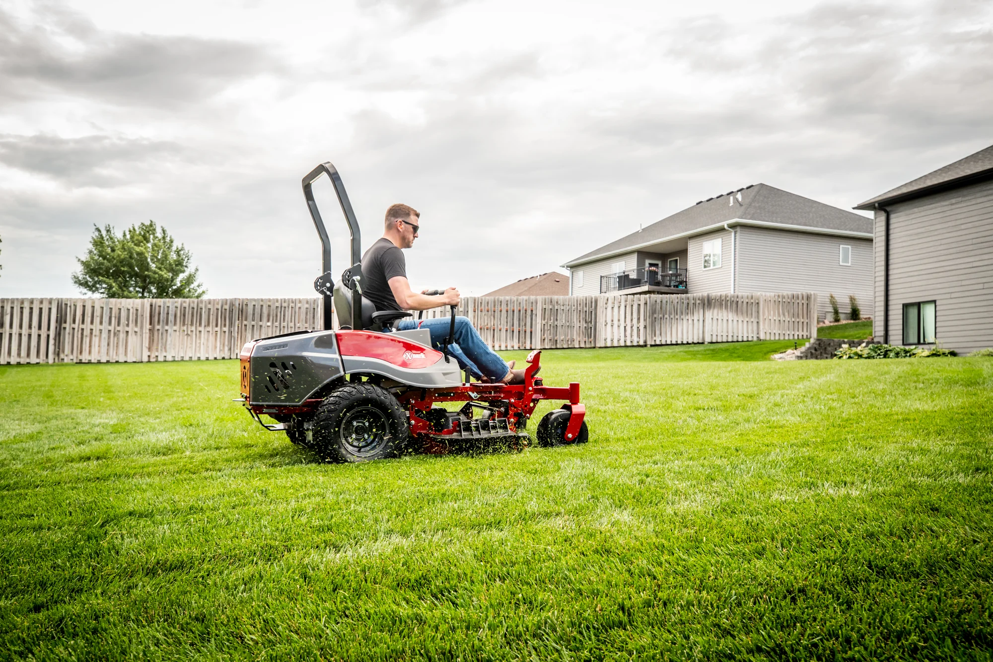 Exmark Radius E Series Zero Turn Rider Rde691Gka54200 Man On Mower Side View product image