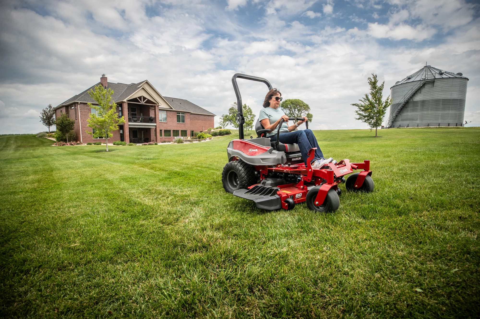 Exmark Radius E Series Zero Turn Rider RDE691GKA54200 Exmark Radius E Series Zero Turn Rider Rde691Gka54200 Woman Mower House product image