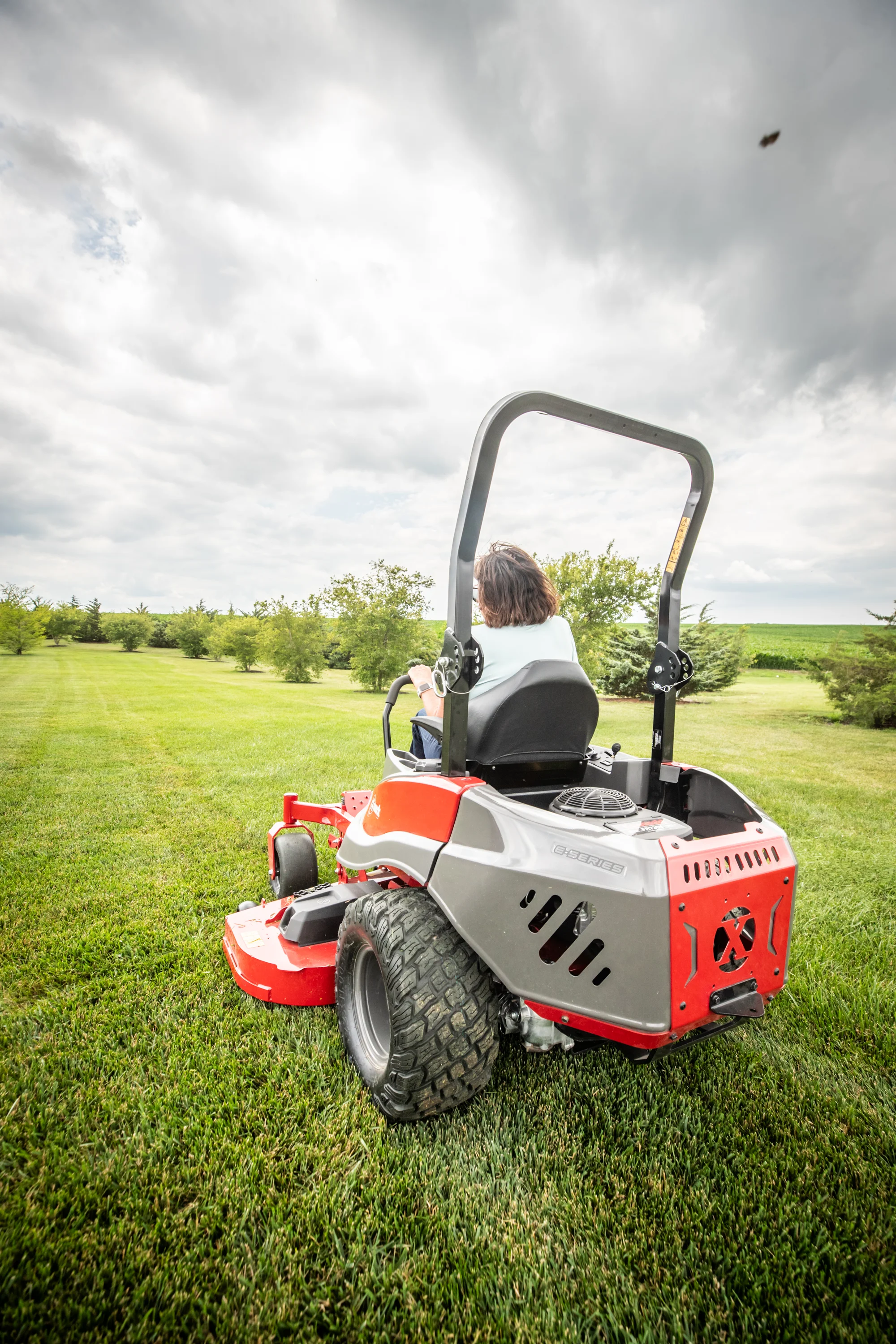 Exmark Radius E Series Zero Turn Rider Rde691Gka54200 Woman On Mower product image