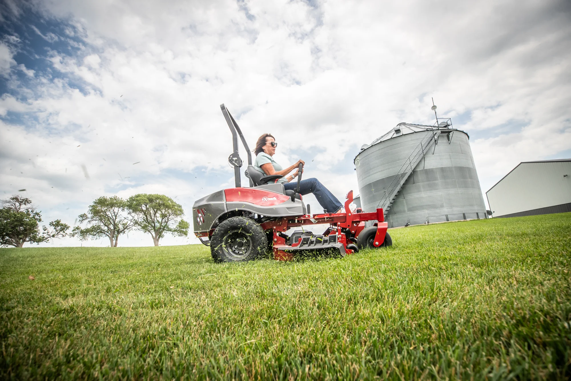 Exmark Radius E Series Zero Turn Rider Rde691Gka54200 Woman On Mower Side View product image