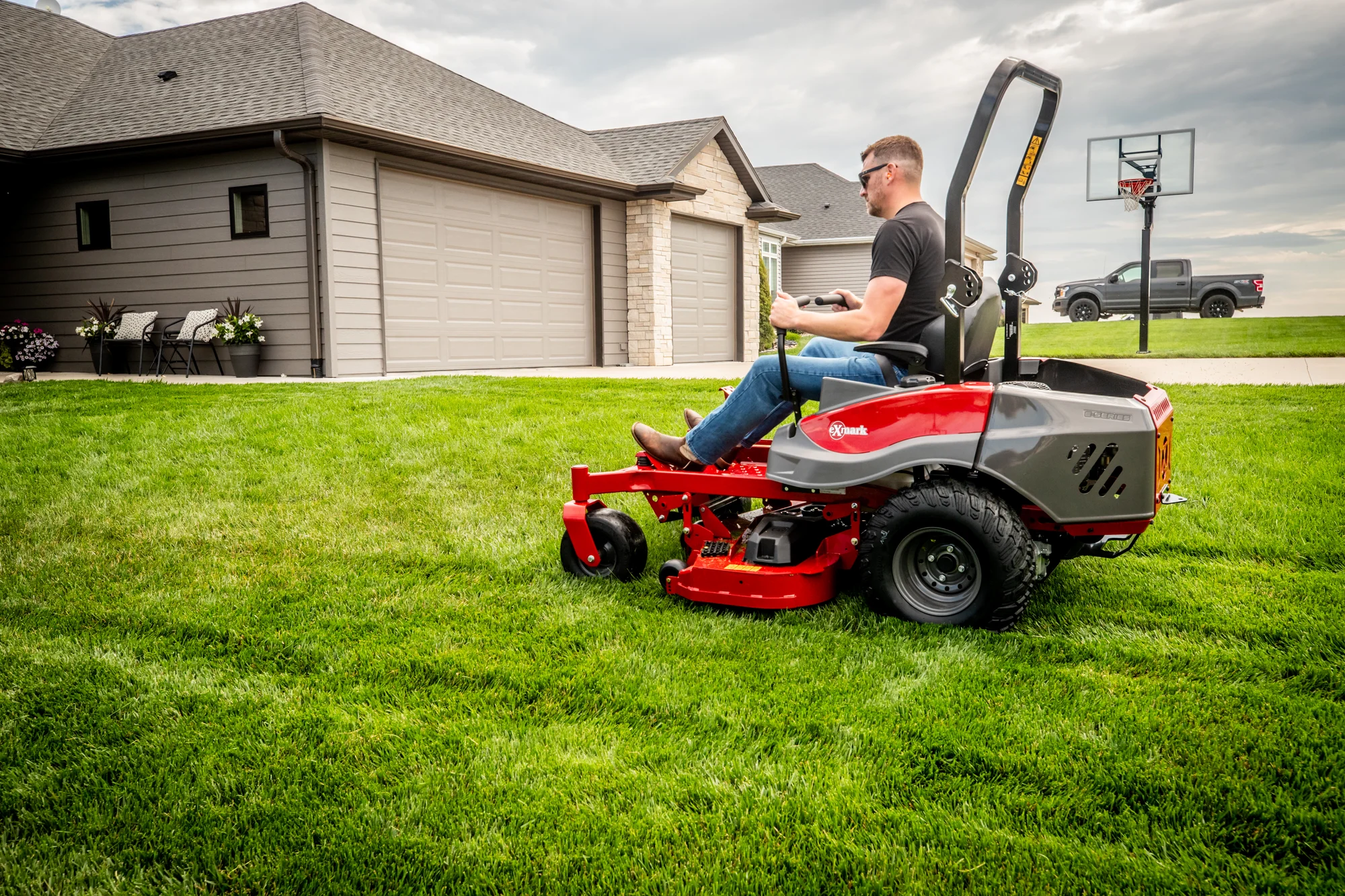Exmark Radius E Series Zero Turn Rider Rde730Gka60200 Man Mowing Lawn House product image