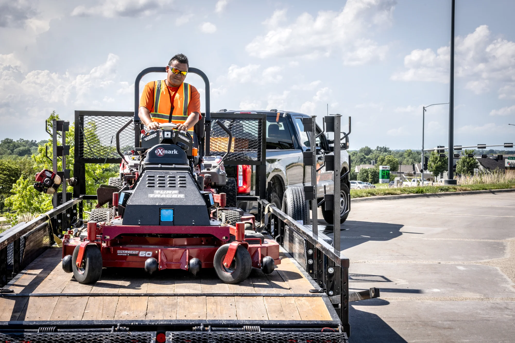 Exmark Turf Tracer Autonomous Series Walk Behind Lawn Mower Tta749Akc604N0 Man Unloading Mower product image