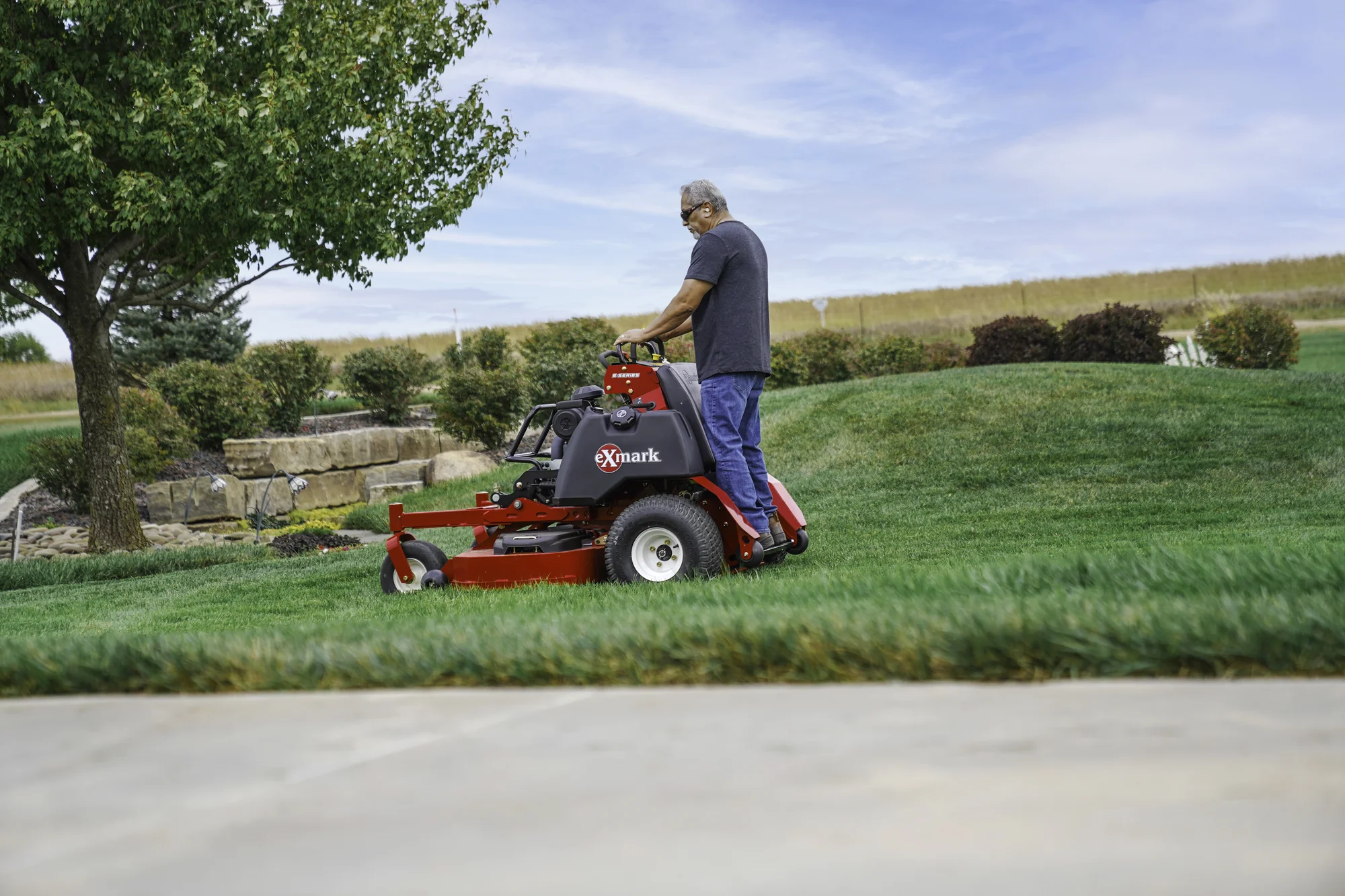 Exmark Vertex S Series Stand On Lawn Mower Vxs730Gka60400 Man Mowing Near Driveway product image
