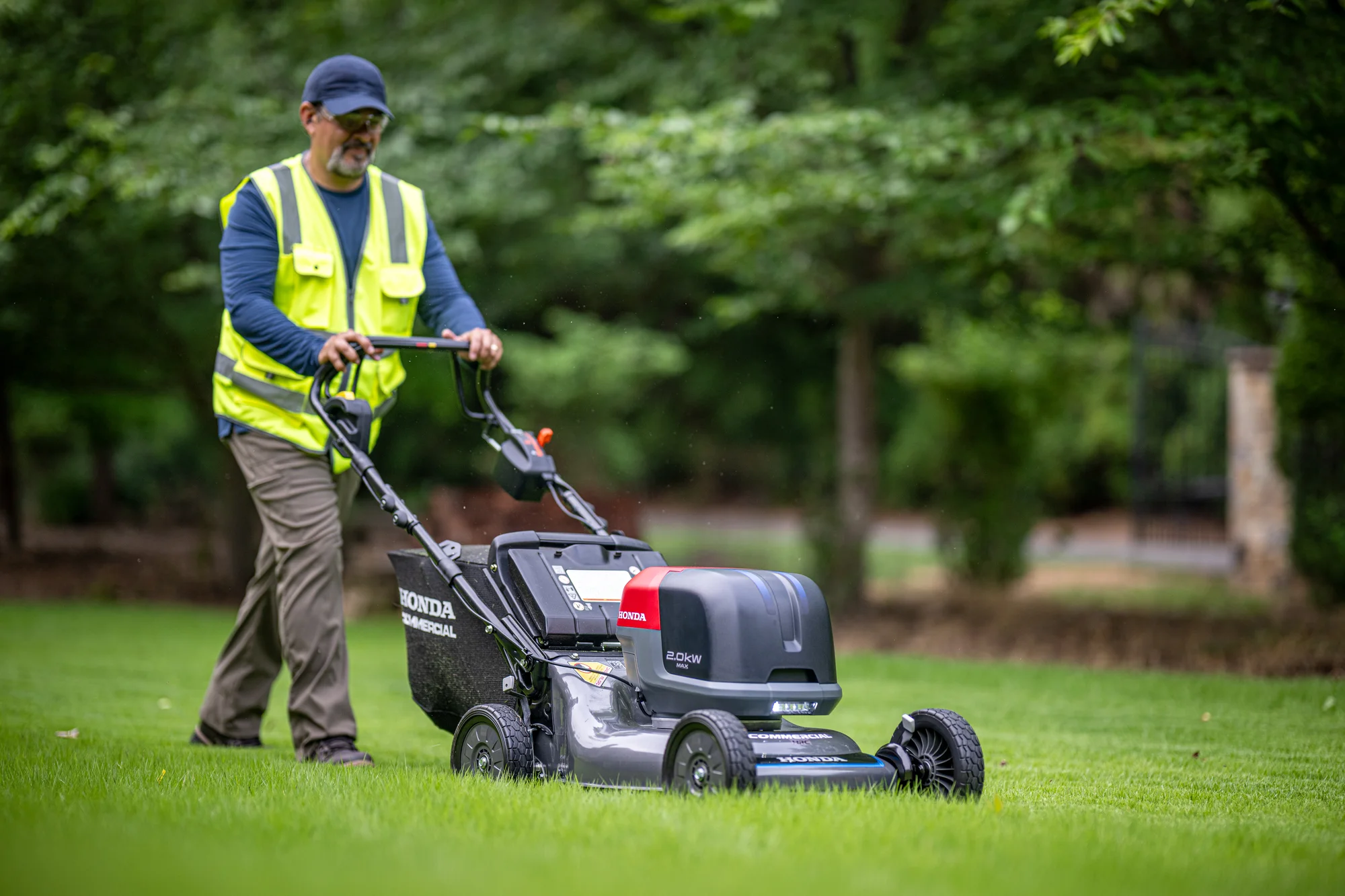 Honda Hrc Be Battery Powered Walk Behind Lawn Mower Hrc216Exa6 Front View Left Man Cutting Grass product image