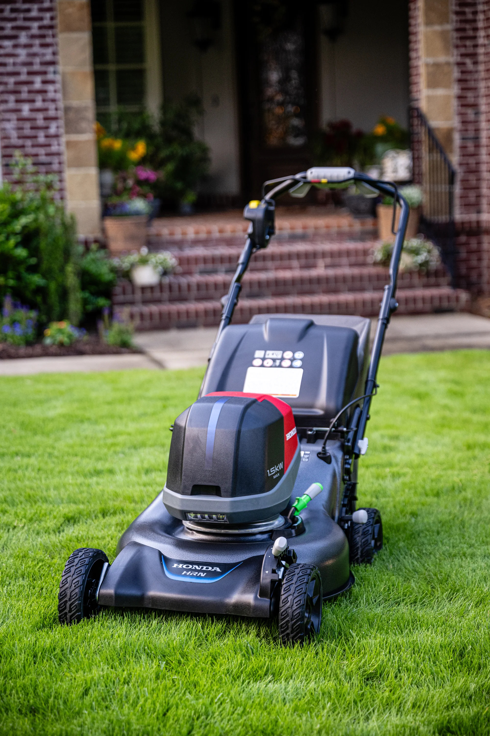 Honda HRN-BV Battery Powered Walk Behind Lawn Mower HRN216VKA4 Honda Hrn Bv Battery Powered Walk Behind Lawn Mower Hrn216Vka4 Front View Right On Grass product image