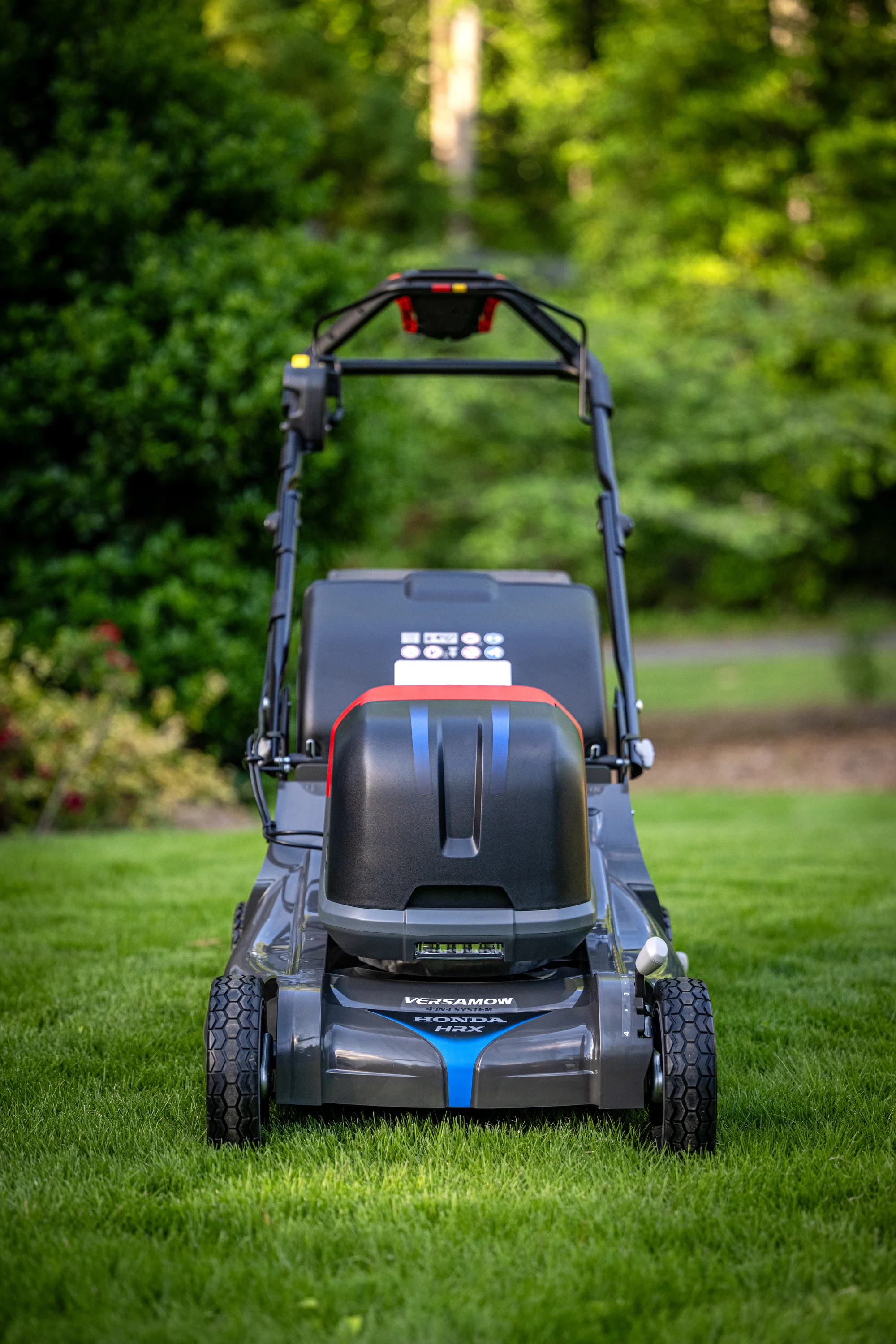 Honda HRX-BE Battery Powered Walk Behind Lawn Mower HRX217EXA6 Honda Hrx Be Battery Powered Walk Behind Lawn Mower Hrx217Exa6 Front View On Grass product image