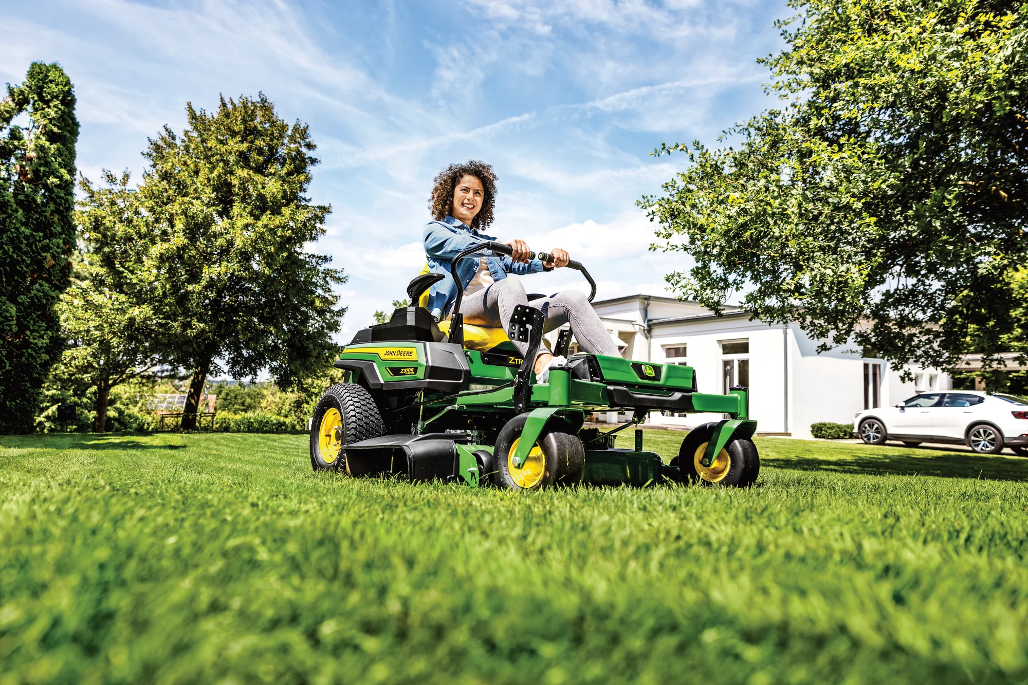 John Deere Z300 Series Z370R Electric Woman Cutting Grass product image