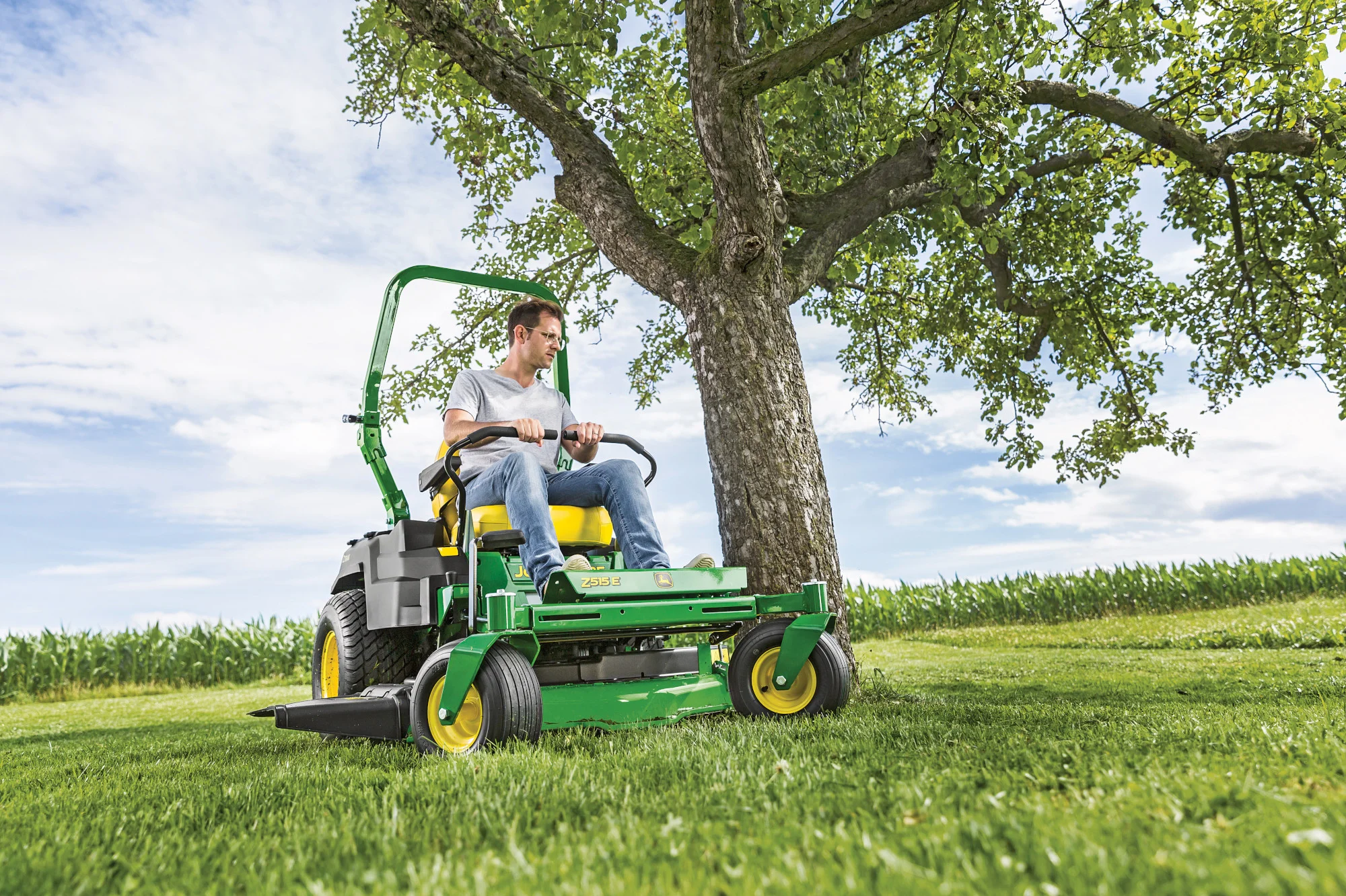 John Deere Ztrak 500 Series Zero Turn Rider Z515E Man Cutting Around Tree product image