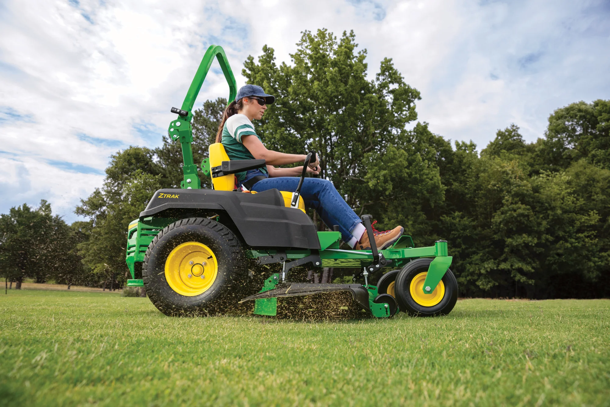 John Deere ZTrak 500 Series Zero Turn Rider Z515E-48 John Deere Ztrak 500 Series Zero Turn Rider Z515E Man Cutting Grass product image