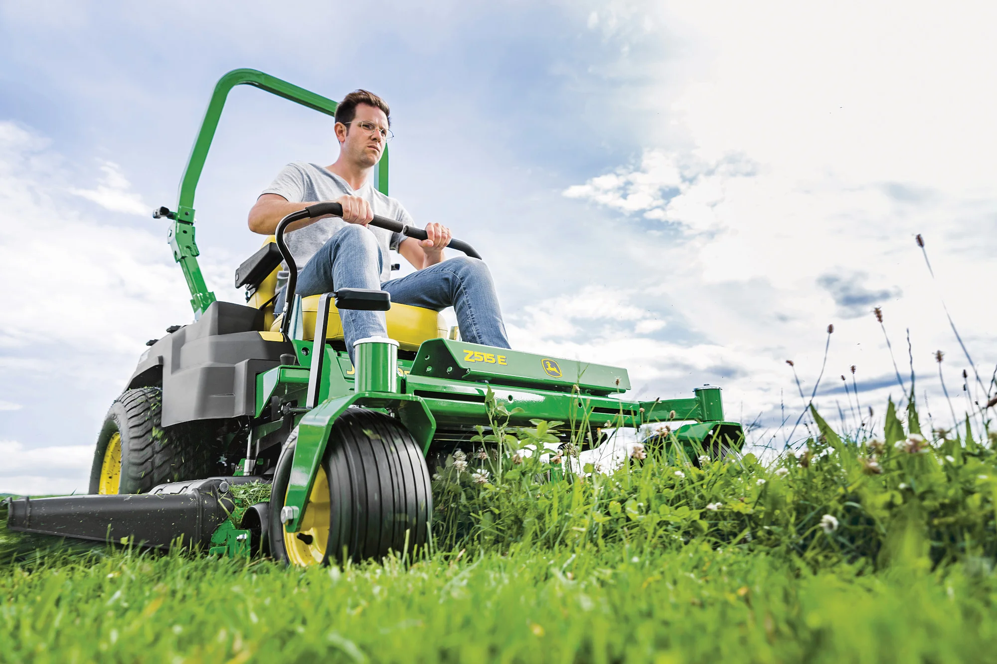 John Deere ZTrak 500 Series Zero Turn Rider Z515E-48 John Deere Ztrak 500 Series Zero Turn Rider Z515E Man Mowing Lawn product image
