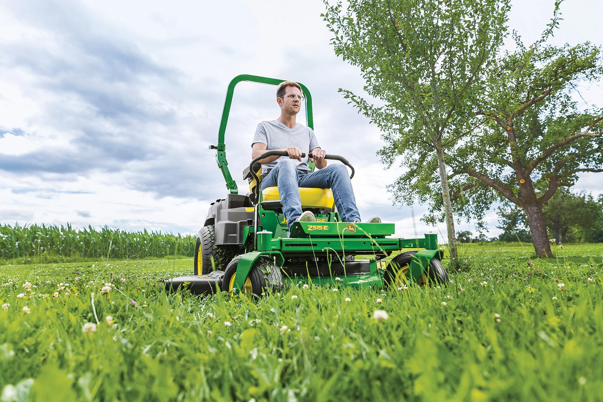 John Deere Ztrak 500 Series Zero Turn Rider Z515E Man Sitting Mower product image