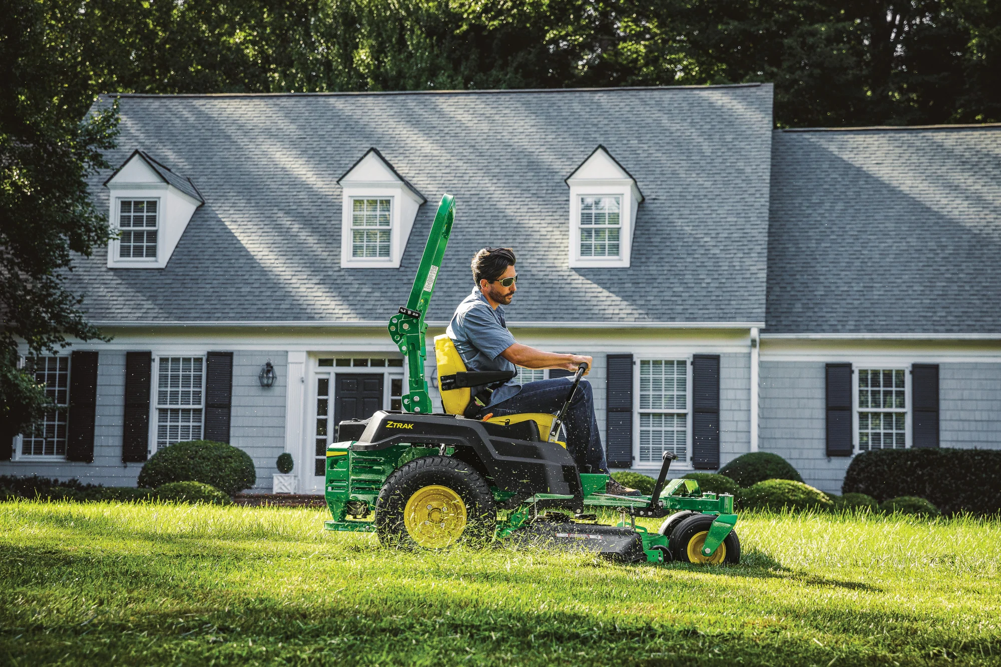 John Deere Ztrak 500 Series Zero Turn Rider Z515E Side View Man Mowing Lawn House product image