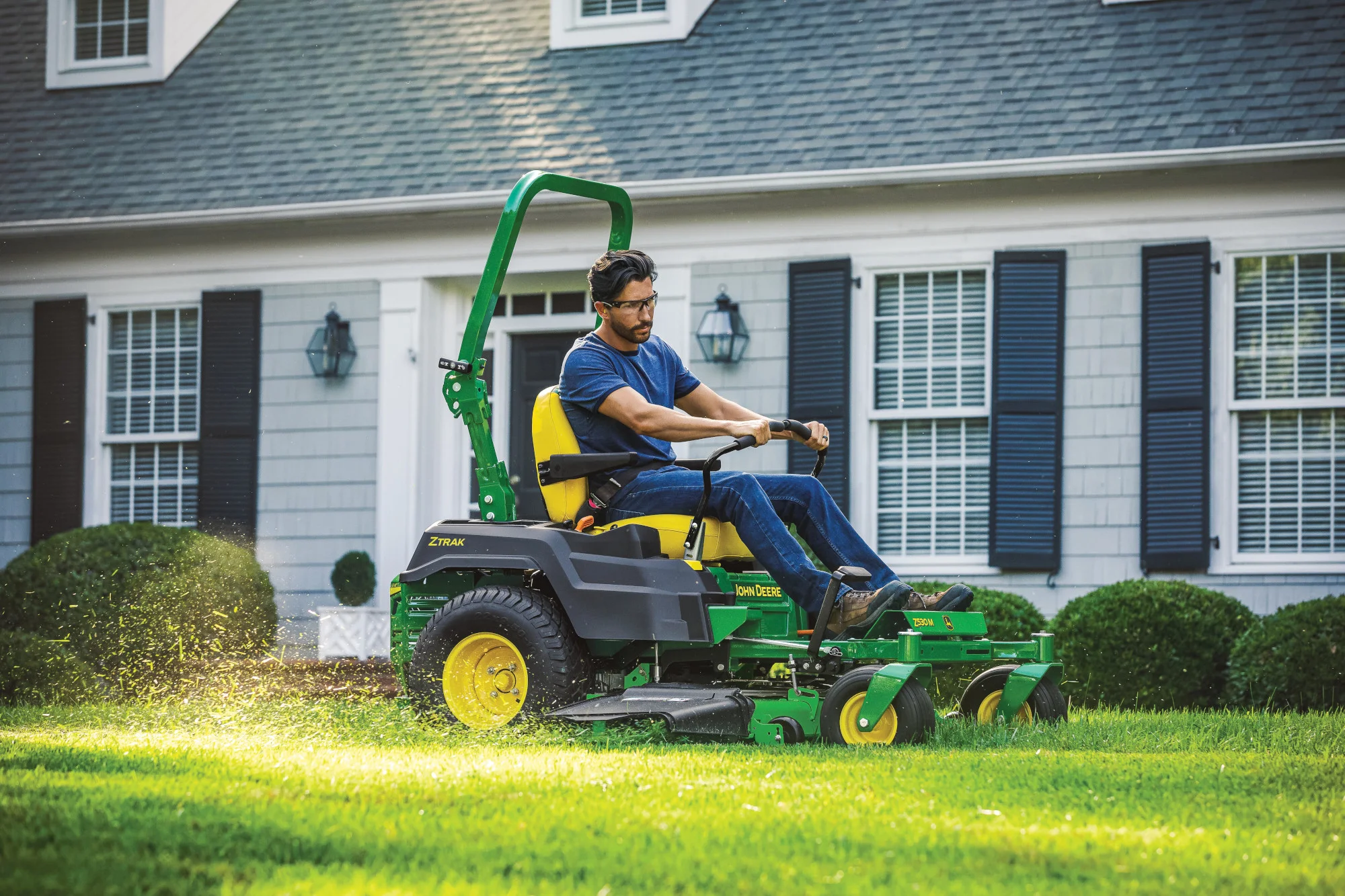 John Deere ZTrak 500 Series Zero Turn Rider Z530M-48 John Deere Ztrak 500 Series Zero Turn Rider Z530M Man Cutting Grass product image