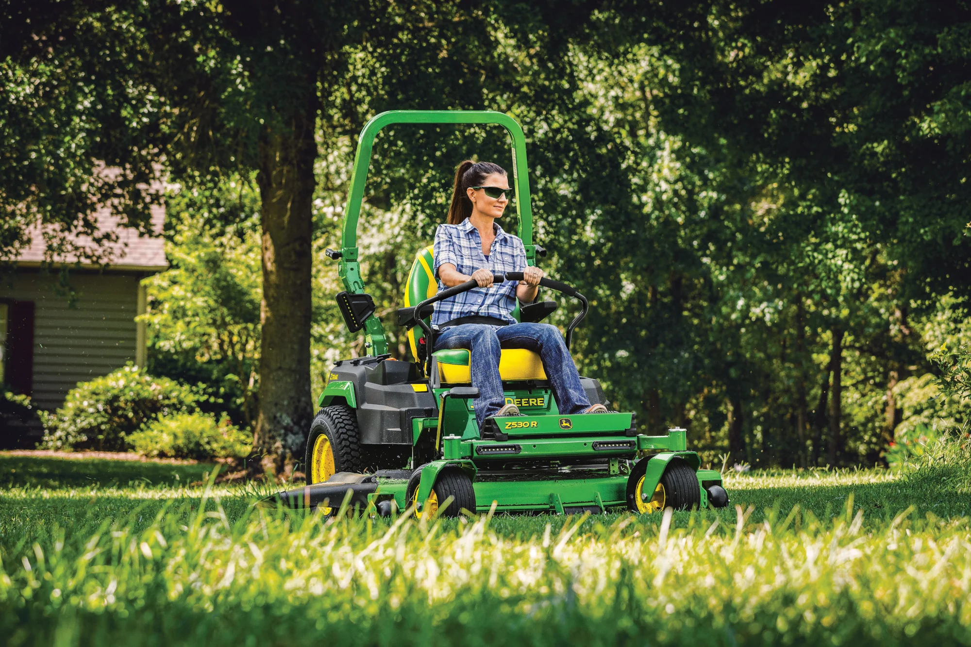 John Deere Ztrak 500 Series Zero Turn Rider Z530R Woman Mowing Grass product image